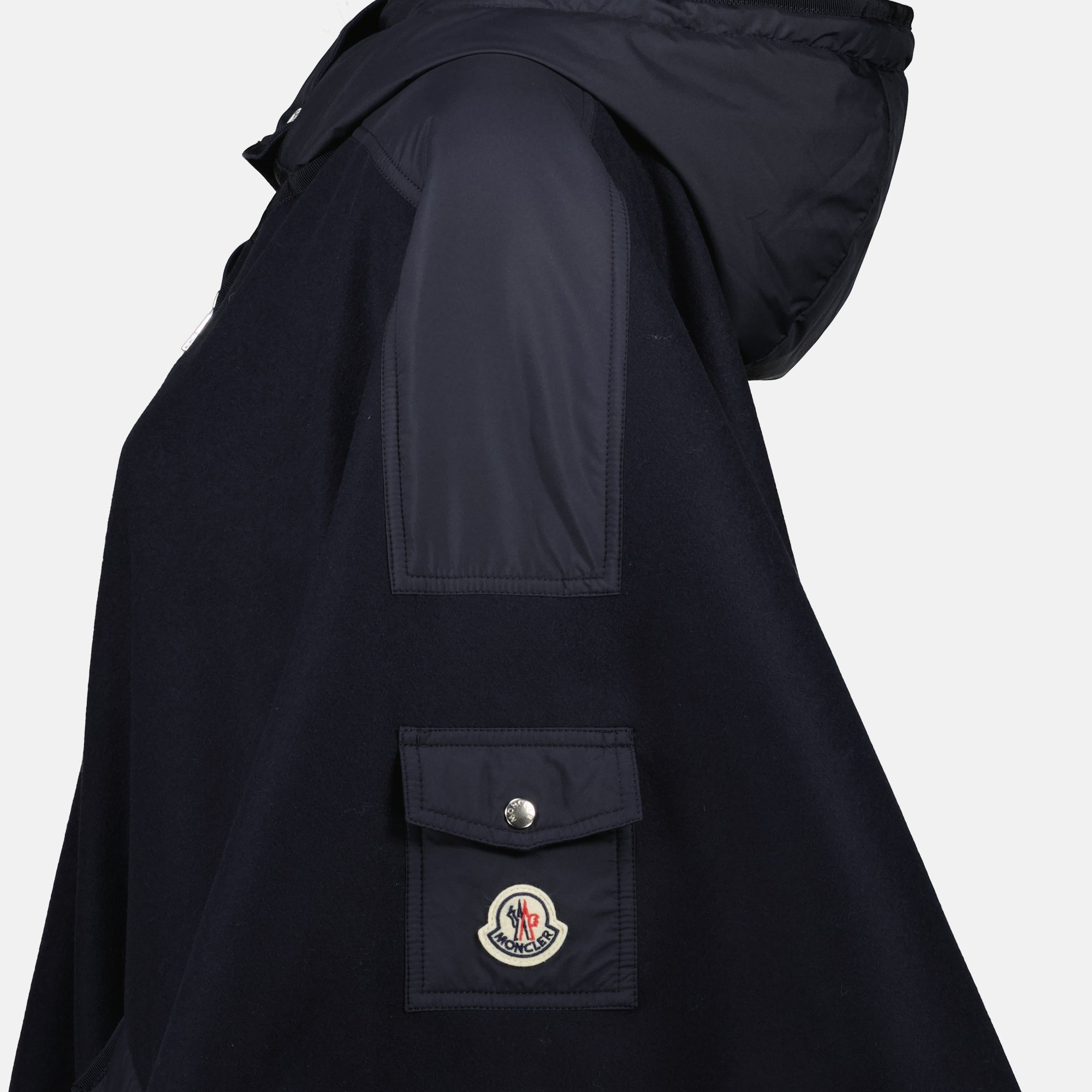 Bild des dunkelblauen Wollumhangs der Marke Moncler für Damen - Frühling/Sommer 2026 - Detailansicht_1