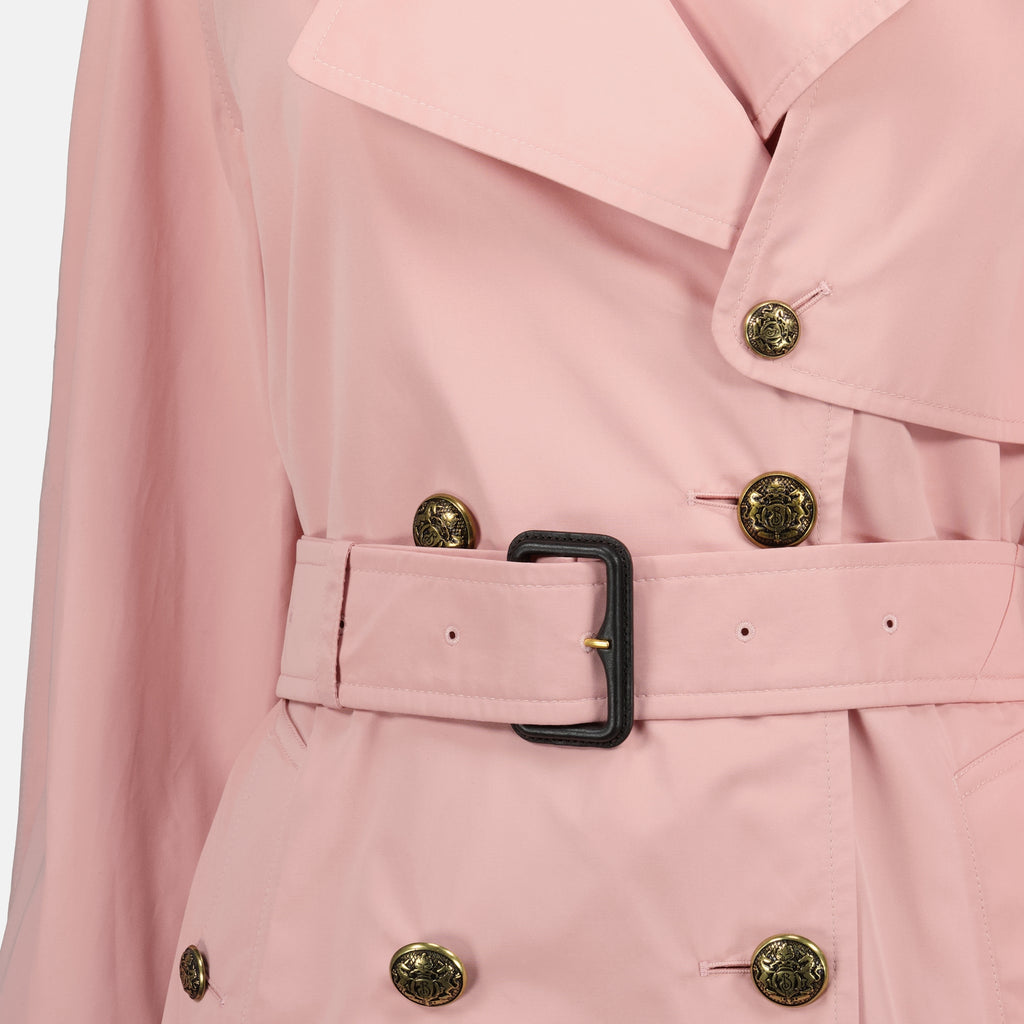 Imagem do Trench Curto Fitzrovia Rosa da marca Burberry para Mulher - Temporada Primavera-Verão 2026 - Vista Detalhada_1