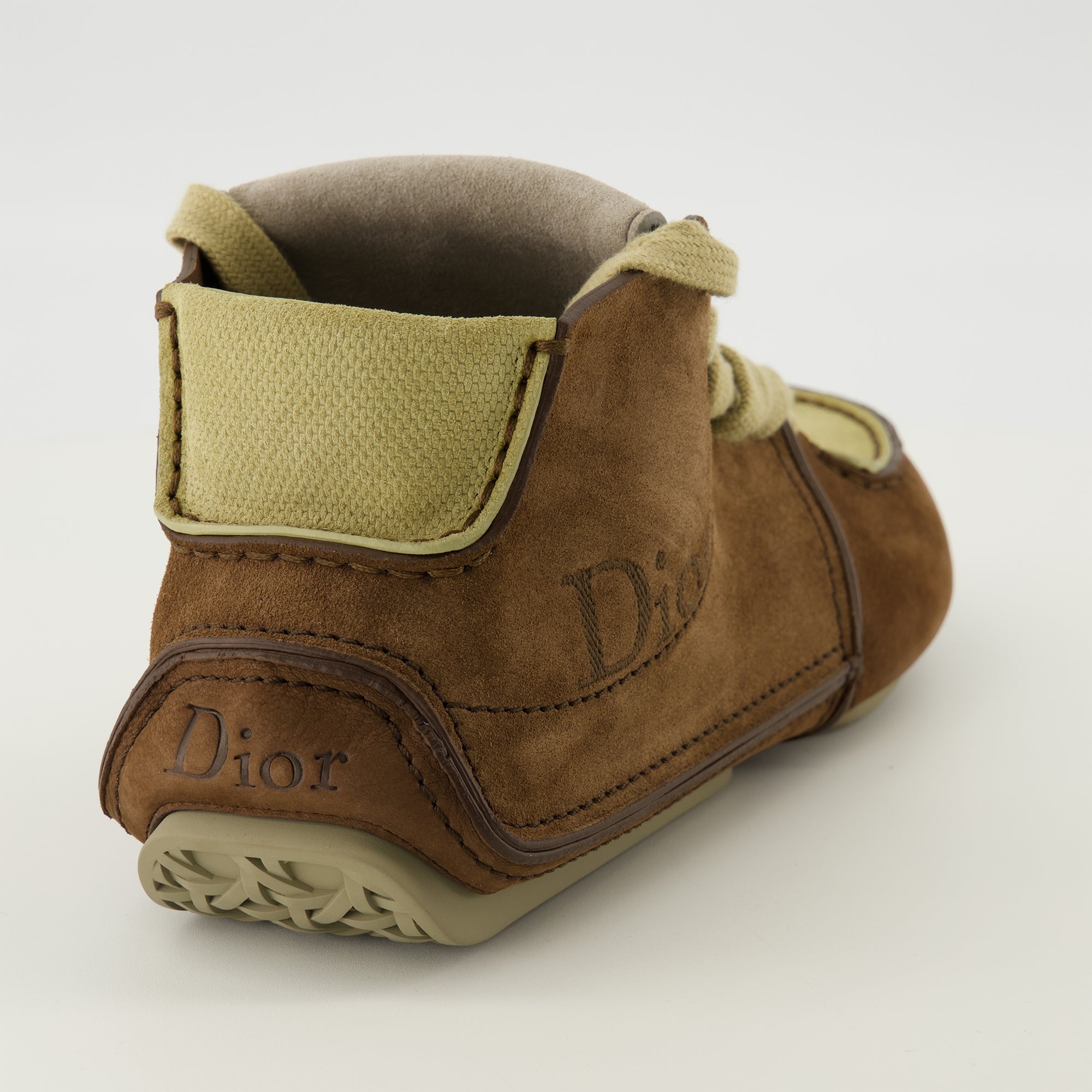 Bild der braunen Roadie-Stiefeletten von Dior für Herren - Frühjahr-Sommer 2026 - Rückansicht