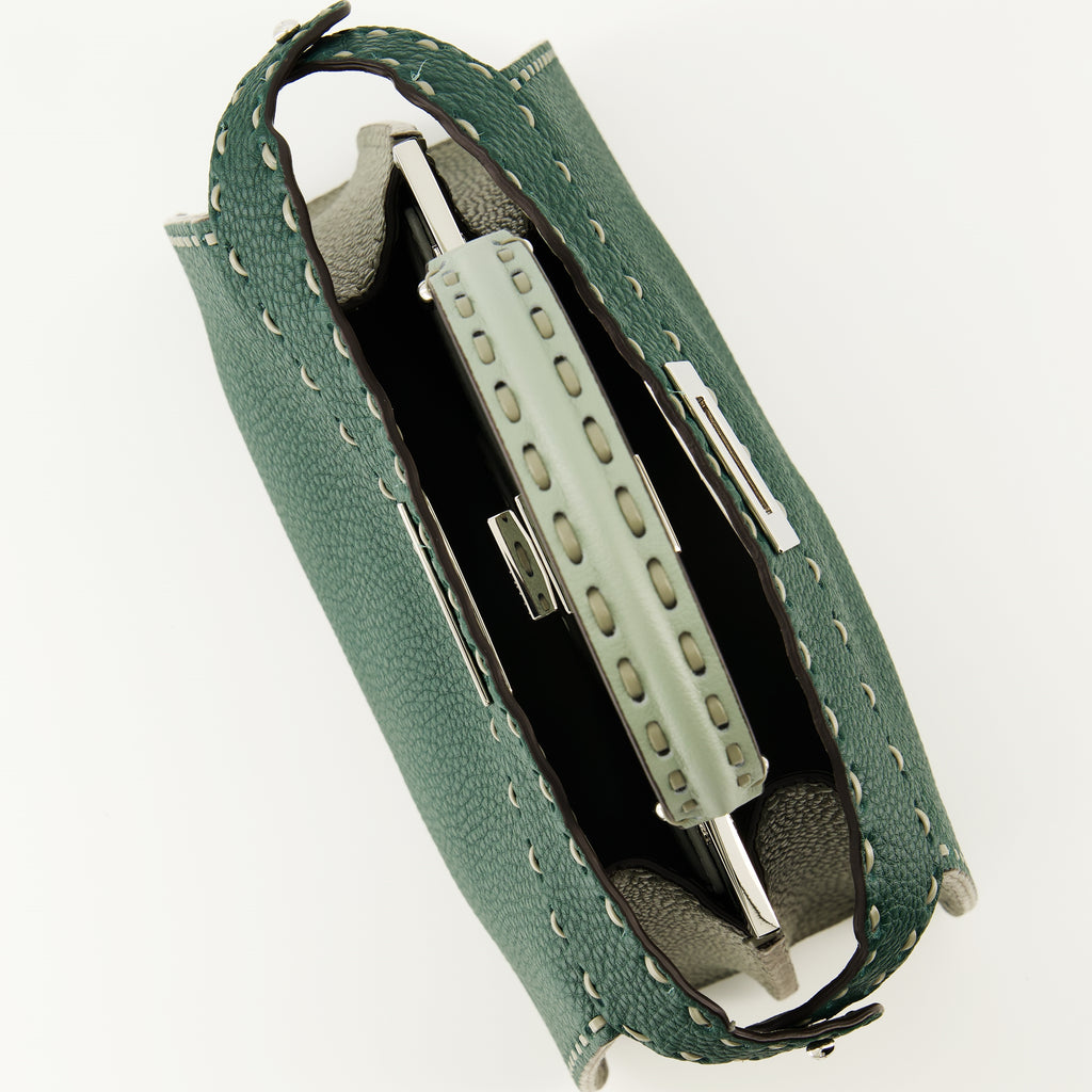 Imagen del bolso PeekabooISeeU pequeño verde oscuro de Fendi para Mujer - Temporada Otoño-Invierno 2025 - Vista Detallada_3