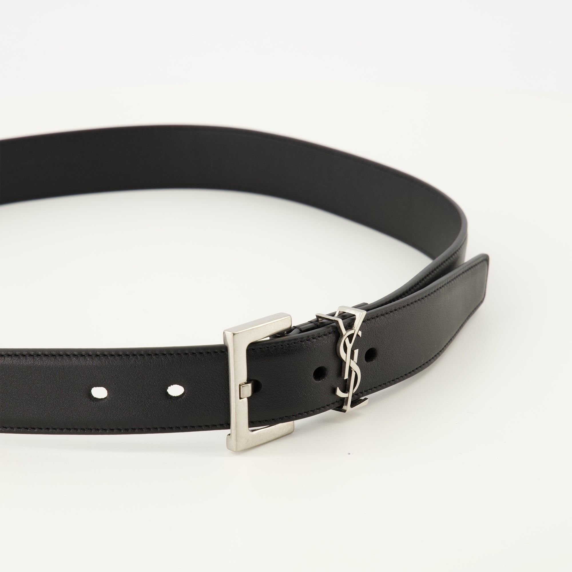 Image de l'article Ceinture Cassandre en cuir noir de la marque Saint Laurent pour Unisex - Saison Printemps-Été 2026 - Vue détaillée_3