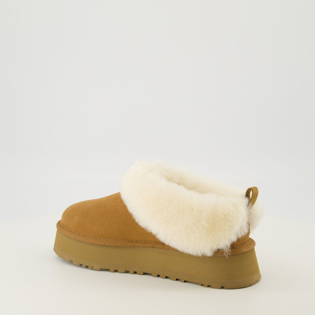 Image de l'article Bottines Tazzelle marron de la marque Ugg pour Femme - Saison Printemps-Été 2026 - Vue trois quarts arrière droite