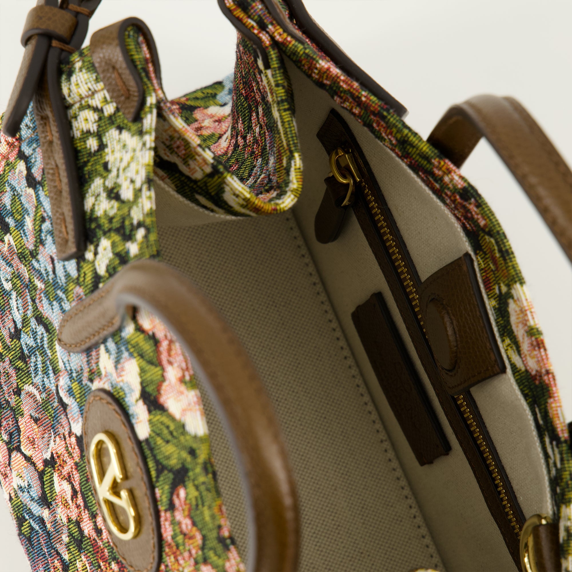 Image de l'article Mini cabas brodé de la marque Valentino Garavani pour Femme - Saison Printemps-Été 2026 - Vue détaillée_3