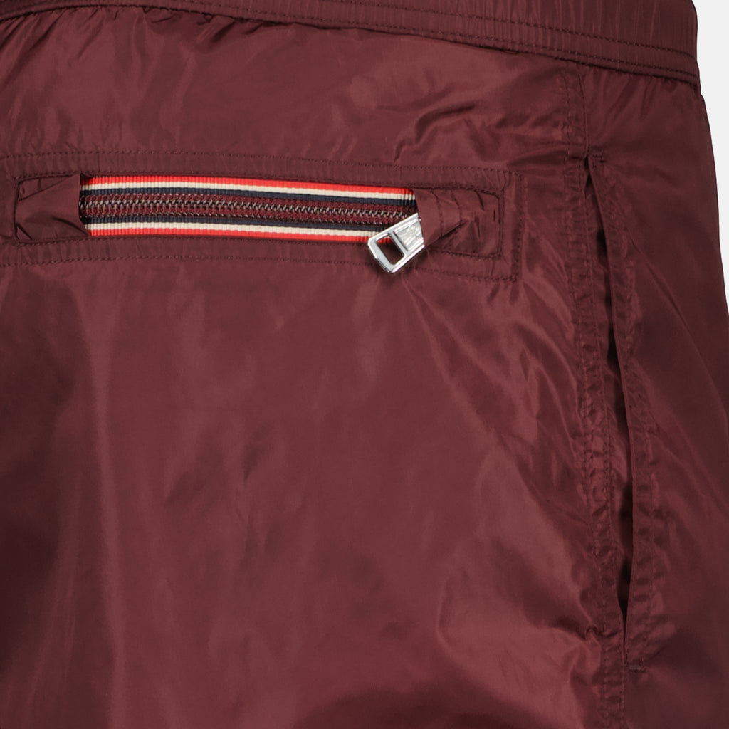Image de l'article Short de bain à logo bordeaux en nylon de la marque Moncler pour Homme - Saison Printemps-Été 2026 - Vue détaillée_2