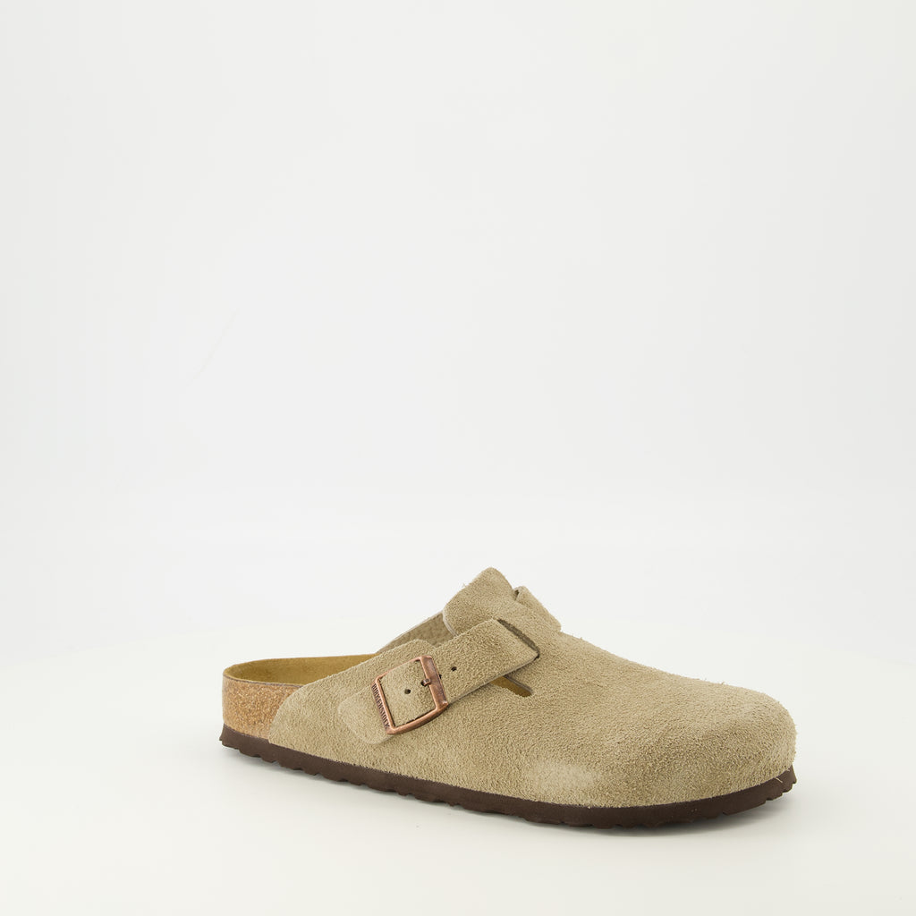 Image de l'article Mules Boston taupe de la marque Birkenstock pour Unisex - Saison Printemps-Été 2026 - Vue trois quarts avant droite