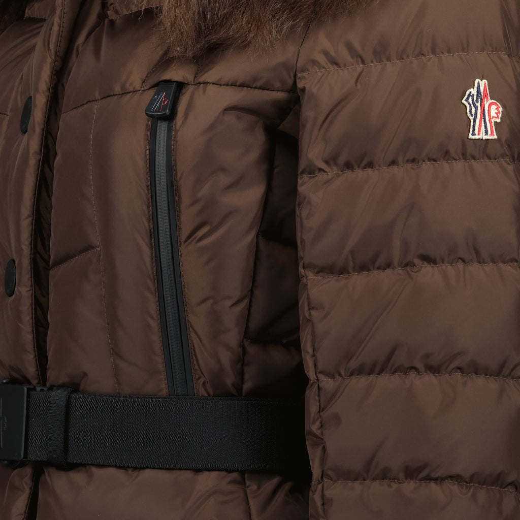 Bild des braunen Beverley-Daunenjacke der Marke Moncler Grenoble für Damen - Herbst-Winter-Saison 2025 - Detailansicht 2