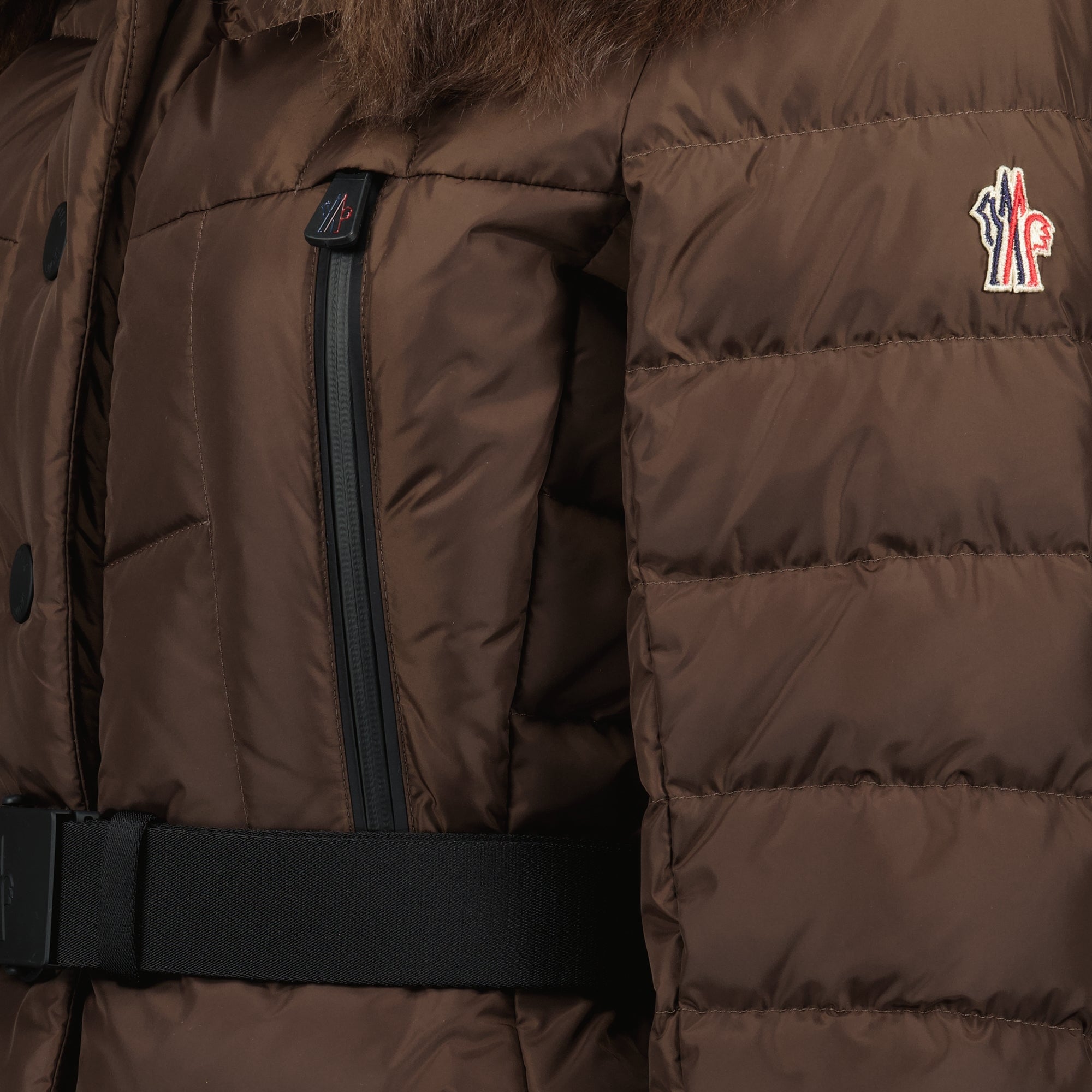 Image de l'article Doudoune Beverley marron de la marque Moncler Grenoble pour Femme - Saison Automne-Hiver 2025 - Vue détaillée_2