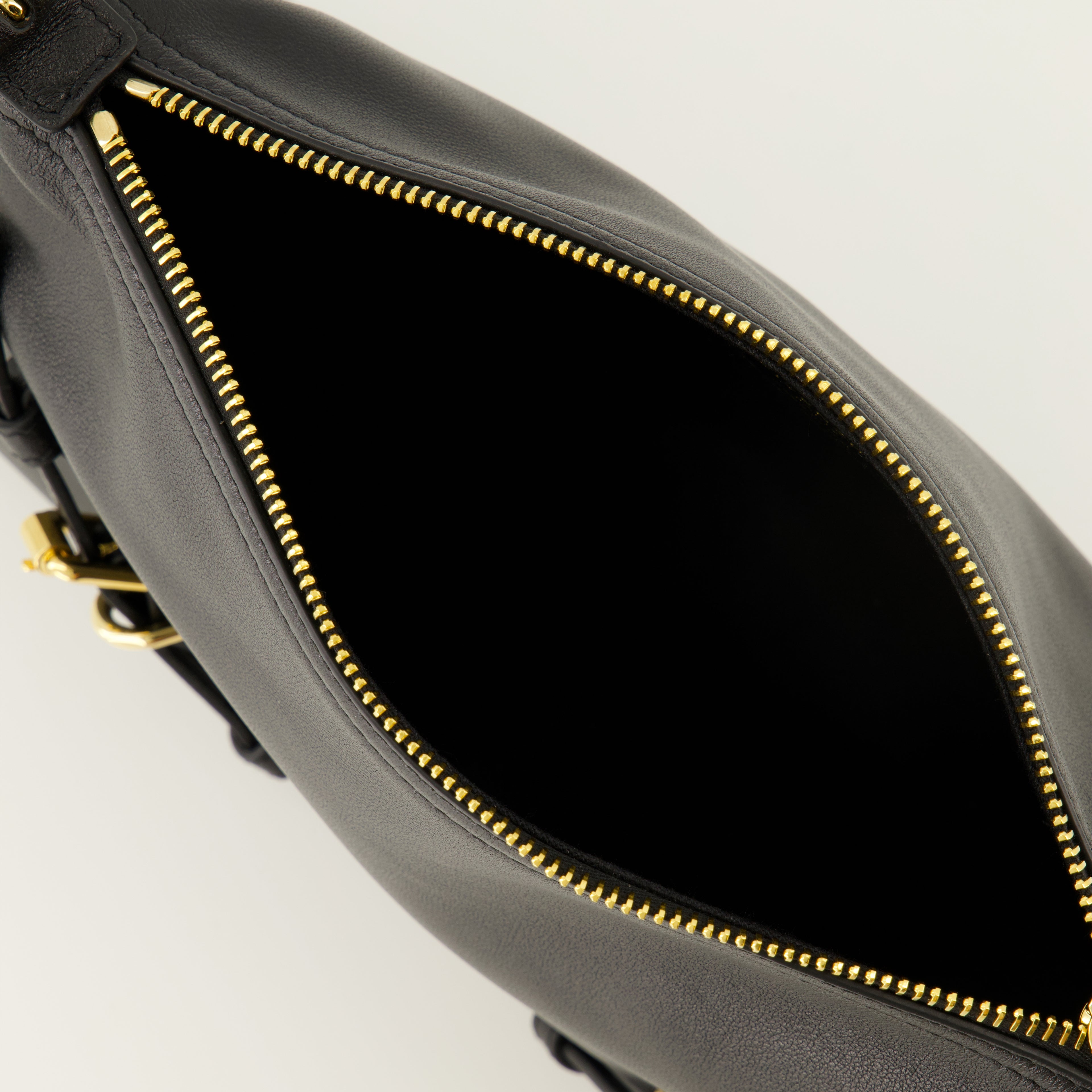 Image de l'article Sac Voyou mini de la marque Givenchy pour Femme - Saison Automne-Hiver 2025 - Vue détaillée_3