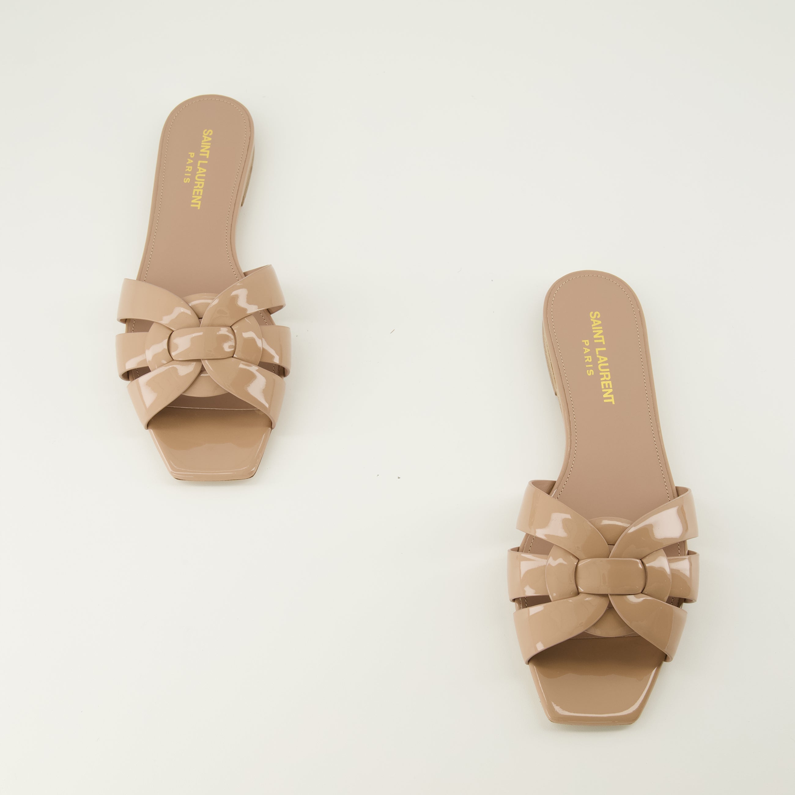 Image de l'article Mules Tribute en cuir verni beige de la marque Saint Laurent pour Femme - Saison Printemps-Été 2026 - Vue de dessus paire de chaussure