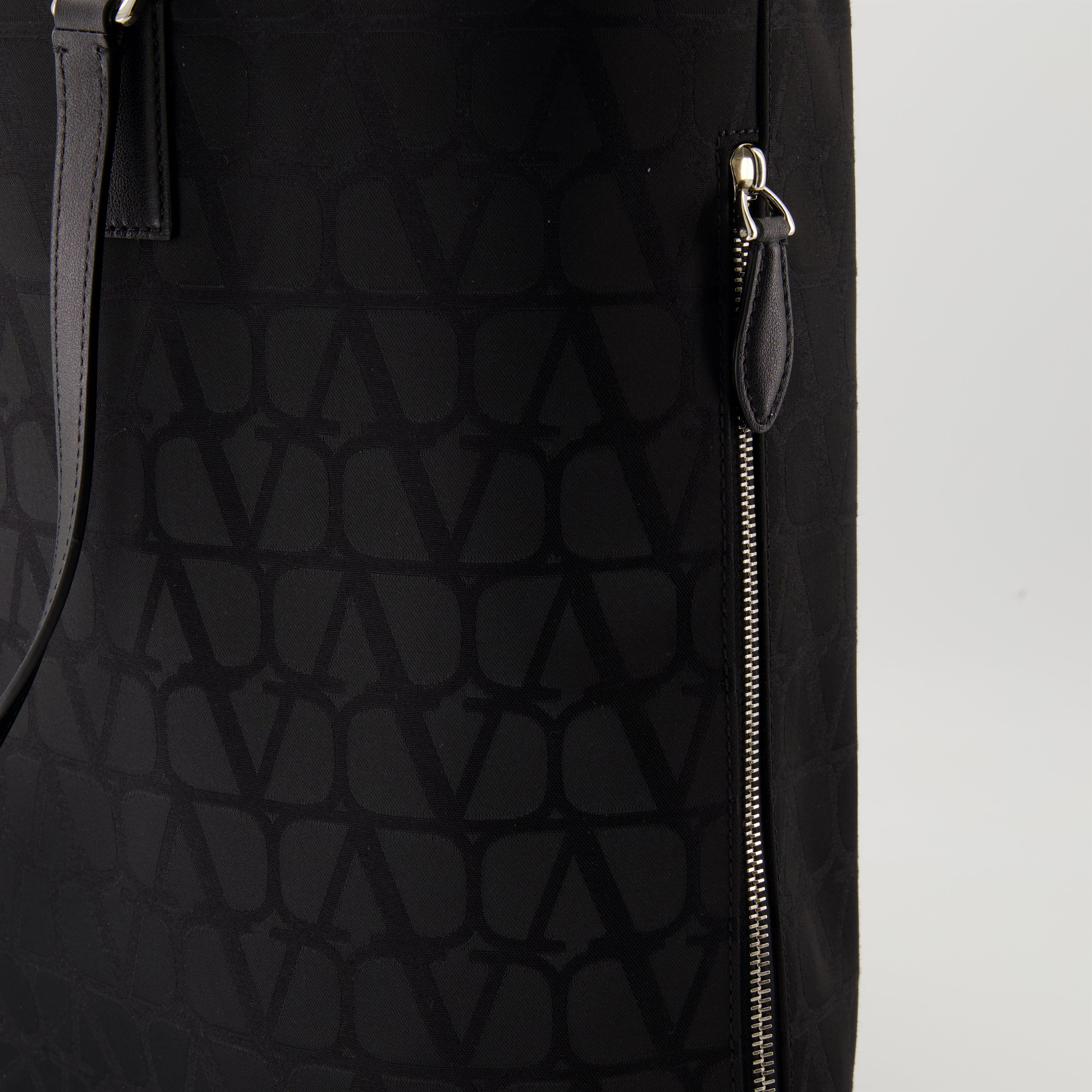 Sacs cabas Cabas en nylon iconographe Valentino Garavani Noir Homme