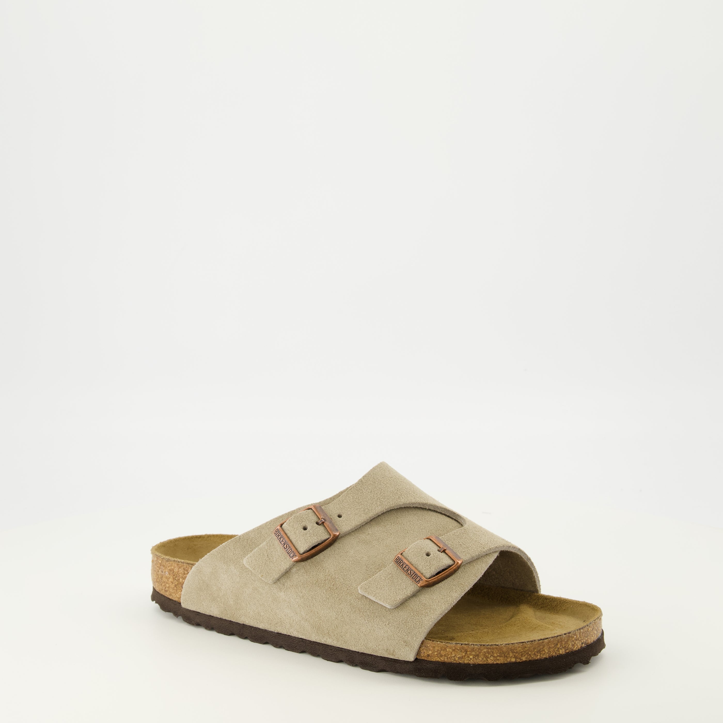Immagine delle sandali Zürich in suede beige del marchio Birkenstock per Unisex - Stagione Primavera-Estate 2026 - Vista tre quarti anteriore destra