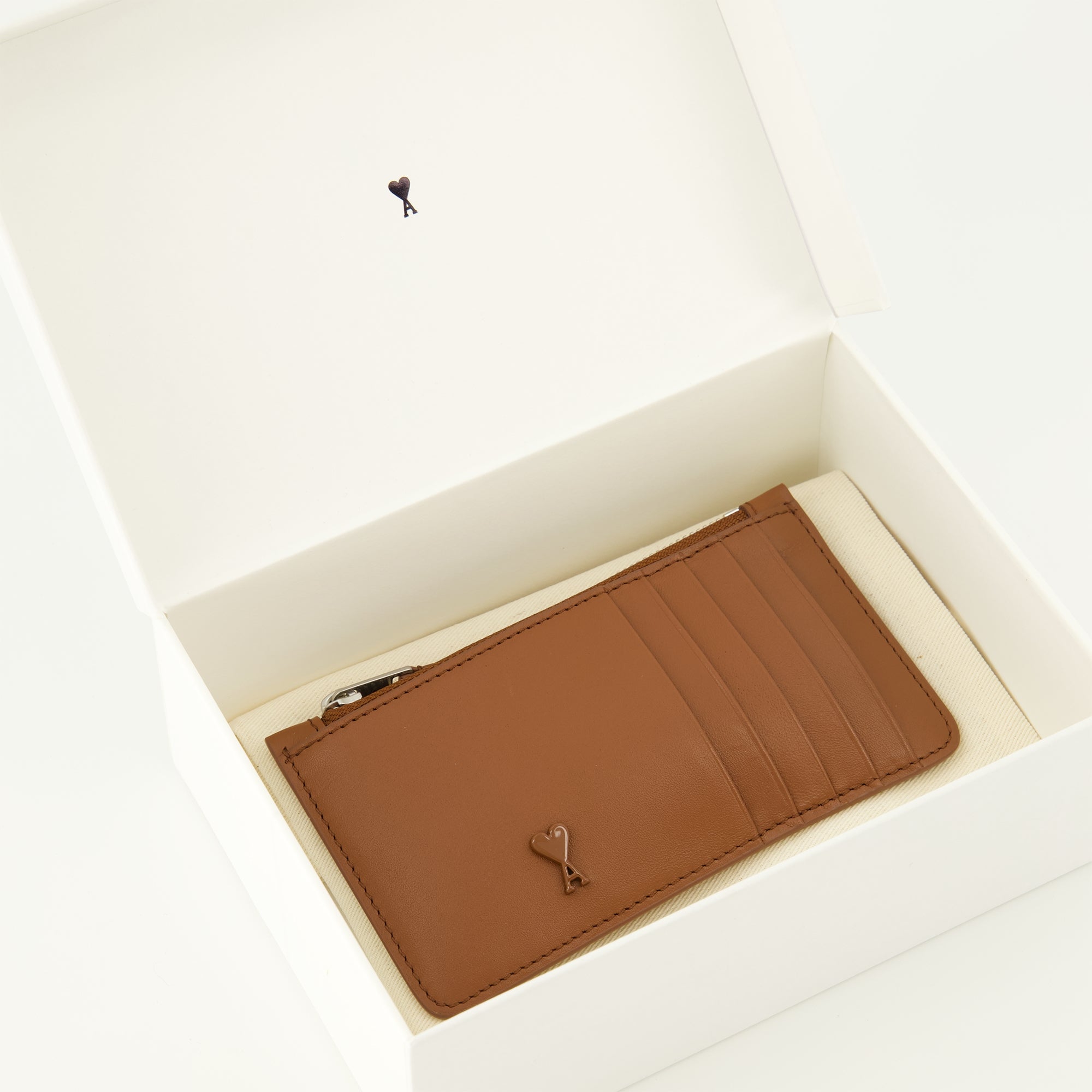 Image de l'article Portes-cartes zippé Ami de coeur marron de la marque Ami PARIS pour Unisex - Saison Printemps-Été 2026 - Vue détaillée_3