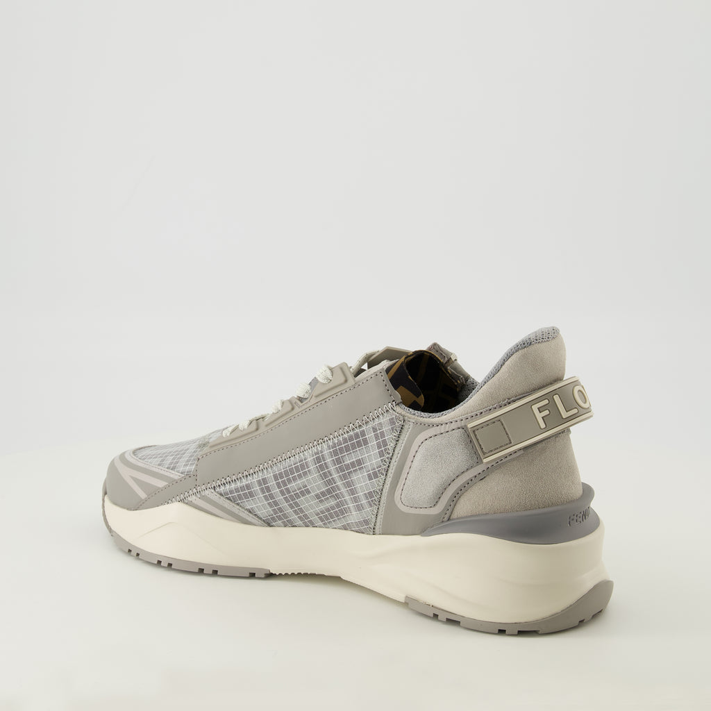 Fendiブランドのメンズ用グレーのメッシュとレザーのFendi Flowスニーカーの画像 - 2026年春夏シーズン - 後ろ右側の三分の一ビュー