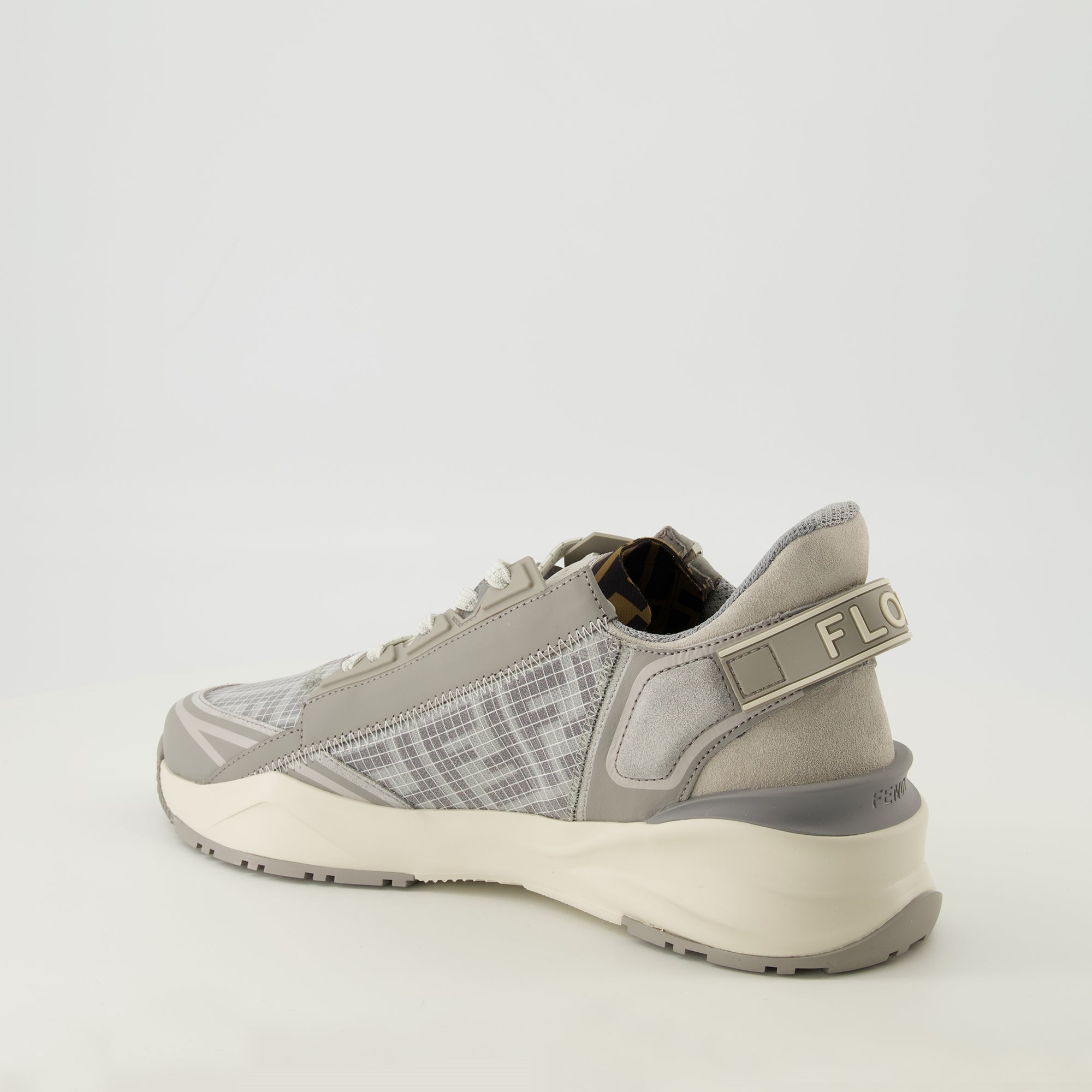 Image de l'article Baskets Fendi Flow en filet et cuir gris de la marque Fendi pour Homme - Saison Printemps-Été 2026 - Vue trois quarts arrière droite