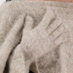 Imagen del artículo Cache col a guantes de la marca Moschino para mujer - Temporada Otoño-Invierno 2025 - Vista Detallada_3