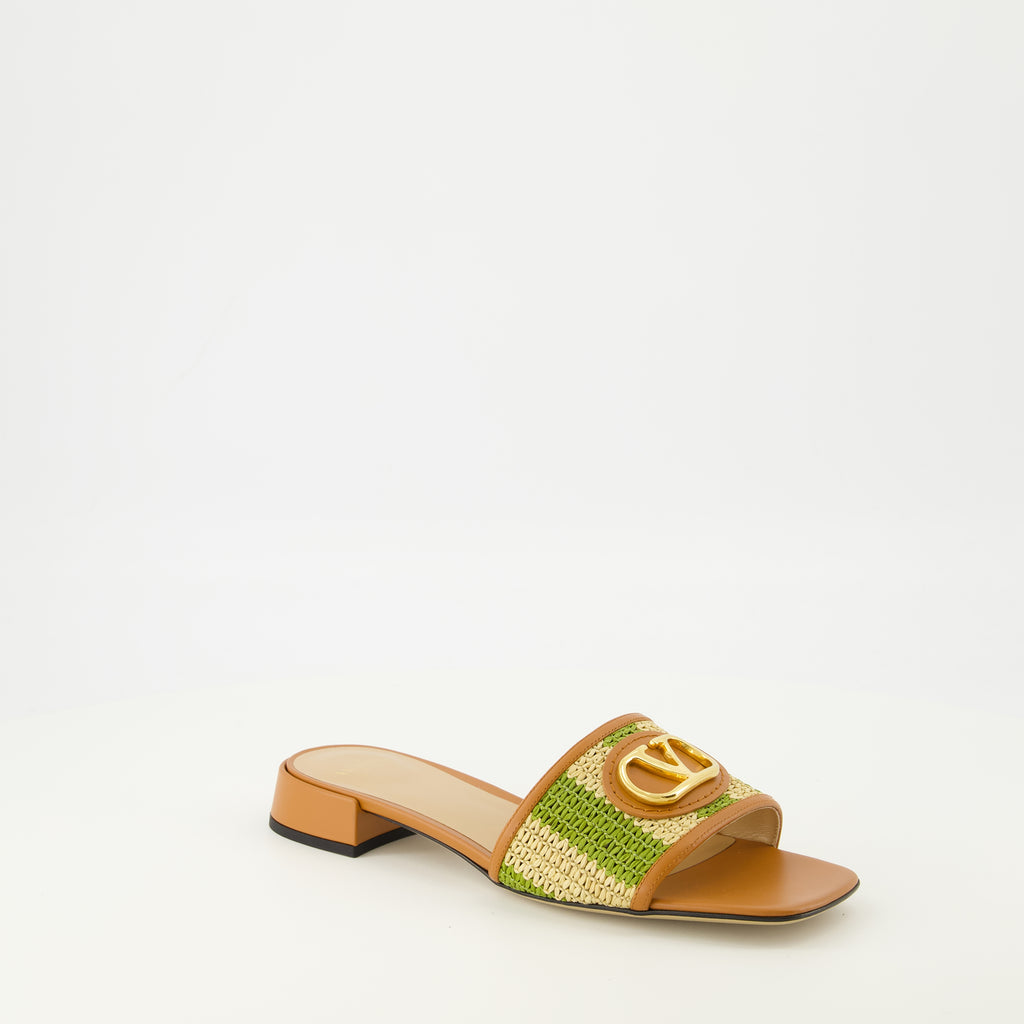 Image de l'article Sandales Vlogo en raphia beige et vert de la marque Valentino Garavani pour Femme - Saison Printemps-Été 2026 - Vue trois quarts avant droite