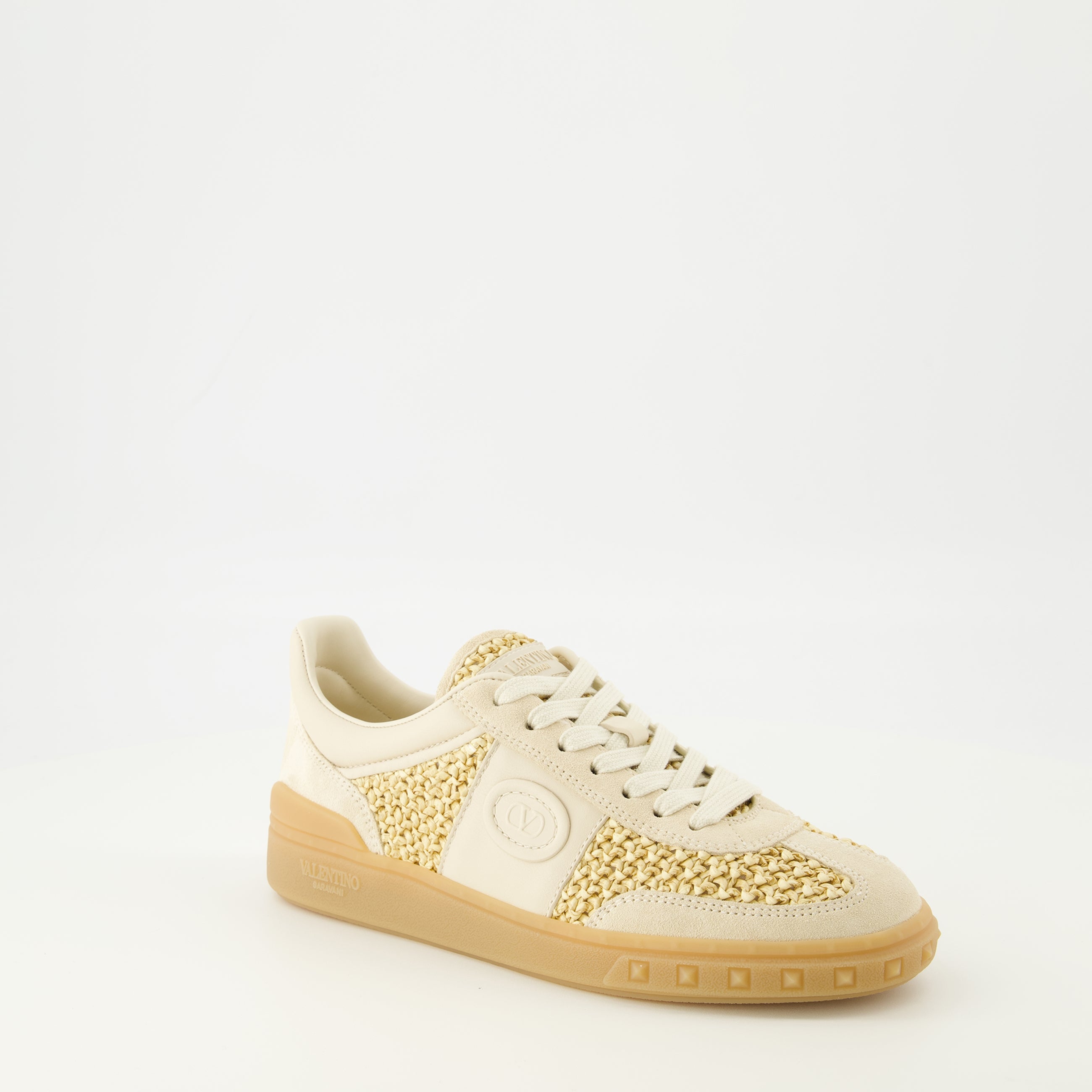 Image de l'article Baskets UpVillage en raphia beige de la marque Valentino Garavani pour Femme - Saison Printemps-Été 2026 - Vue trois quarts avant droite