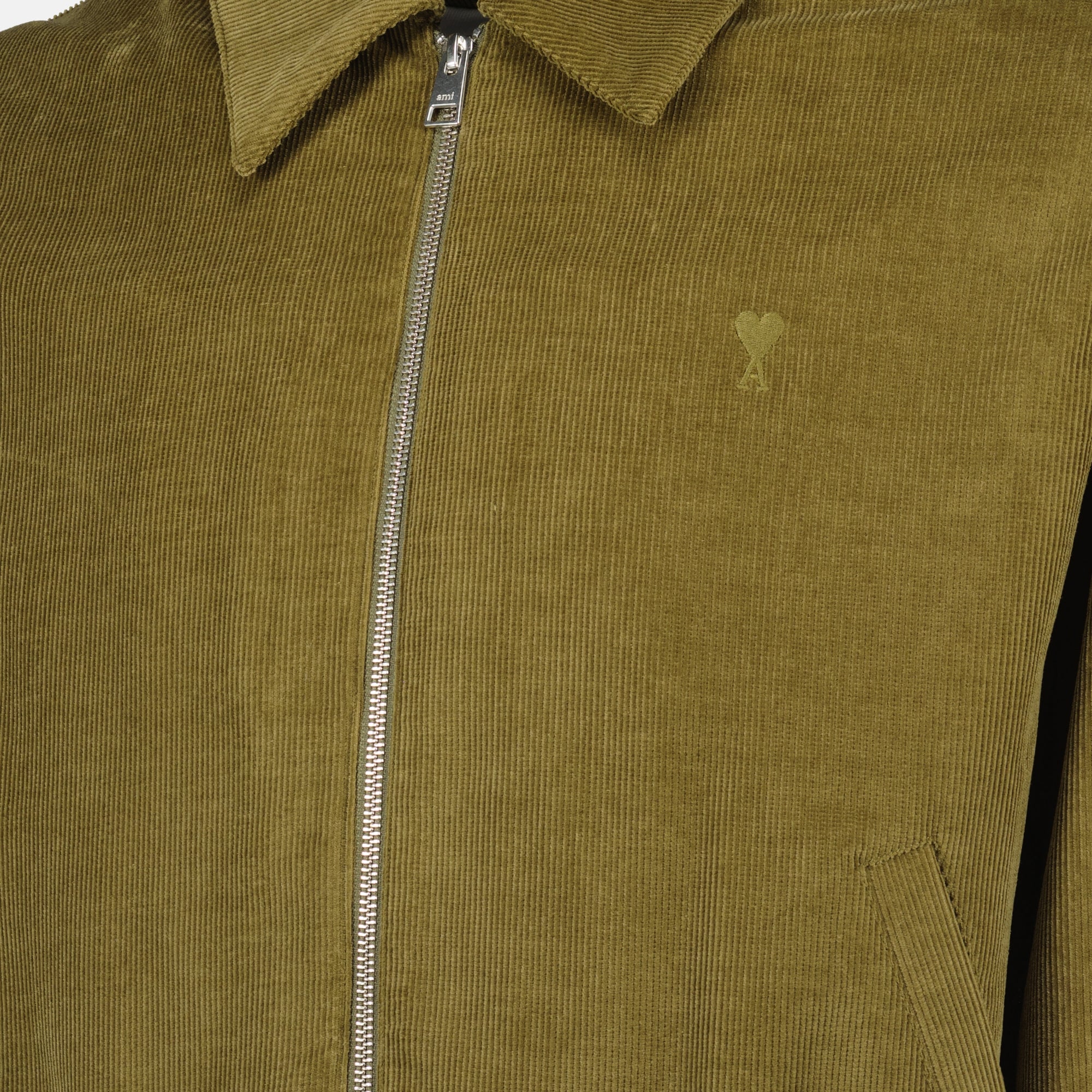 Imagem do casaco com fecho Ami de coeur da marca Ami PARIS para Homens - Temporada Outono-Inverno 2025 - Vista Detalhada_3
