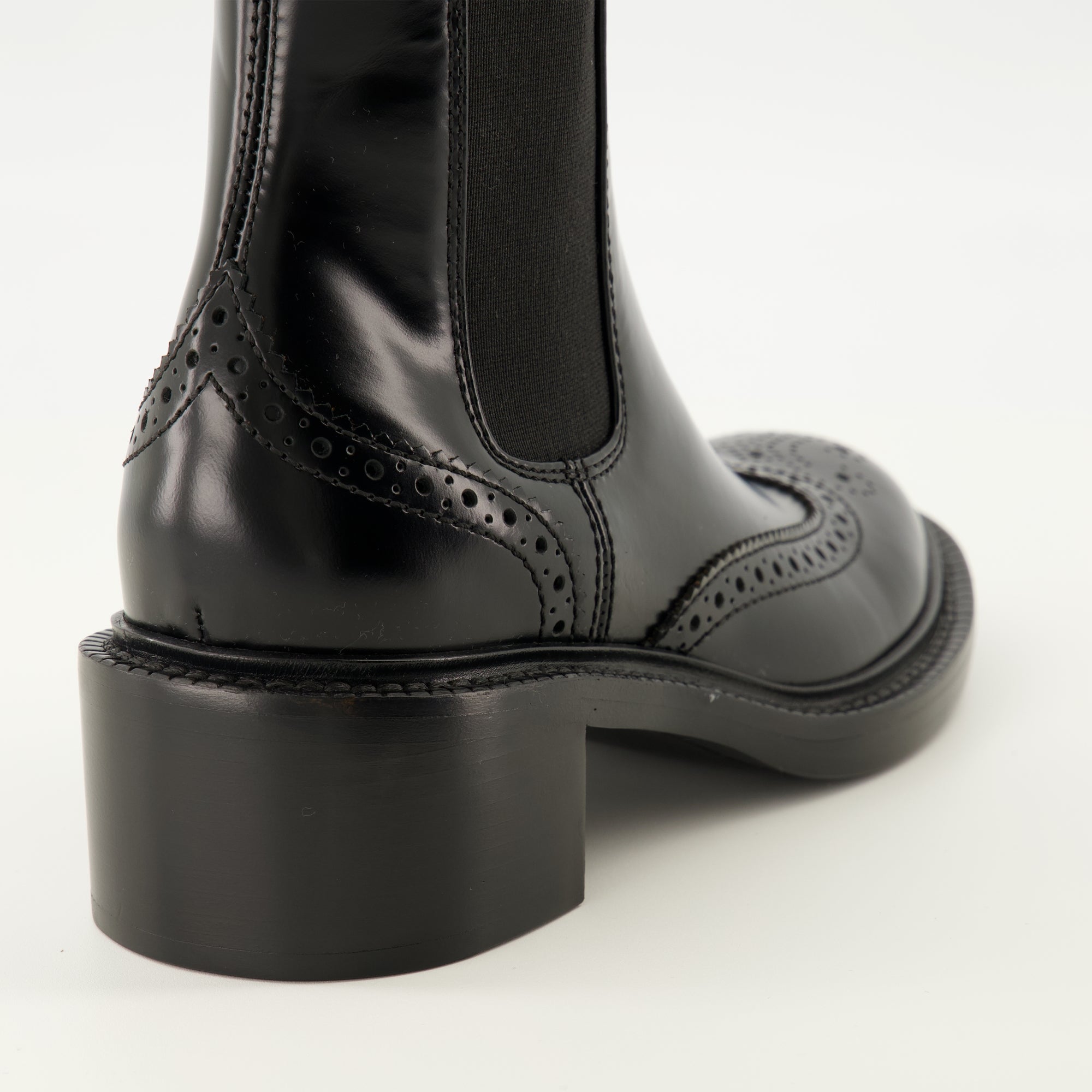 Image de l'article Bottines Chelsea de la marque Saint Laurent pour Femme - Saison Automne-Hiver 2025 - Vue arrière