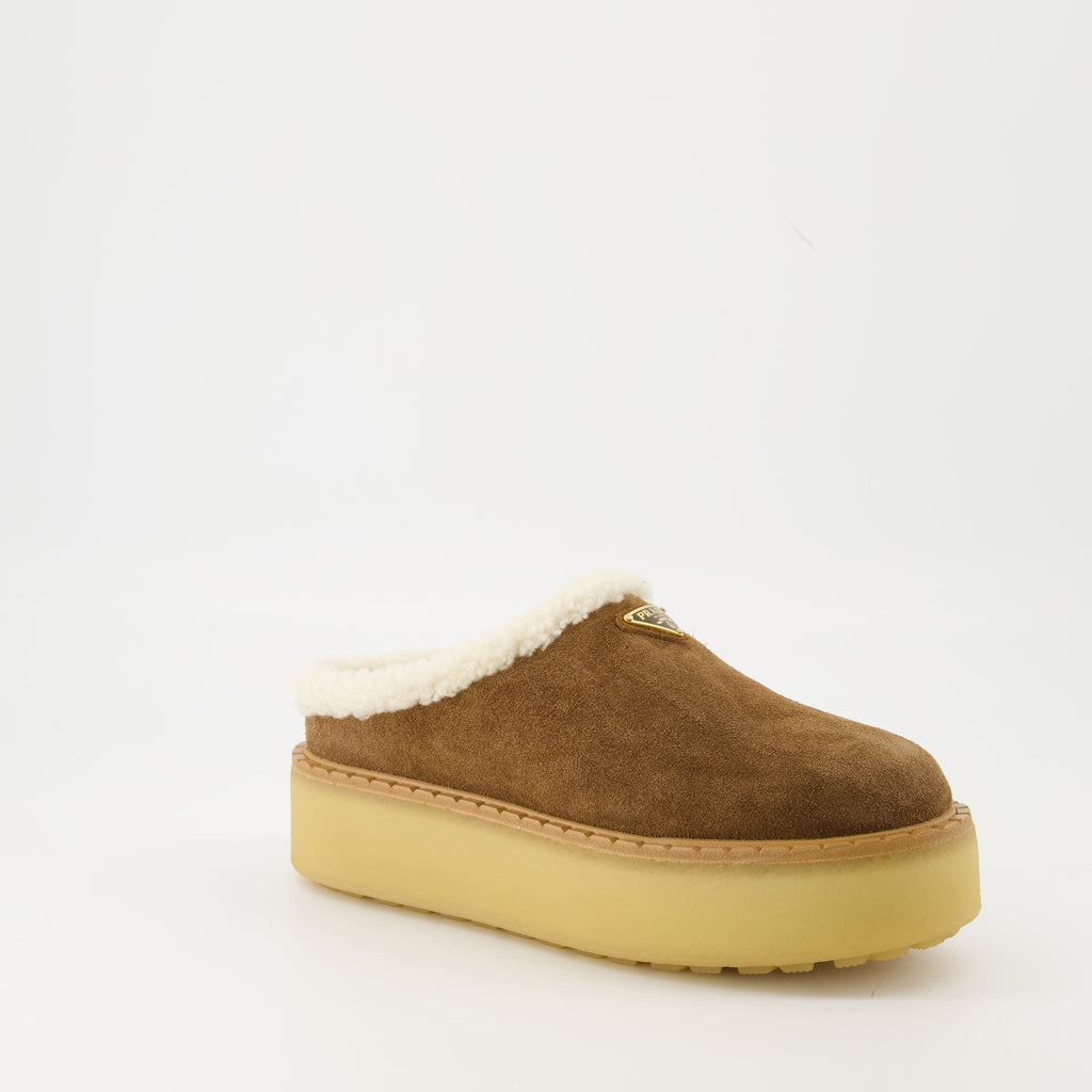 여성을 위한 프라다 모피 뮬 이미지 - 2025 가을-겨울 시즌 - 오른쪽 3/4 앞 보기