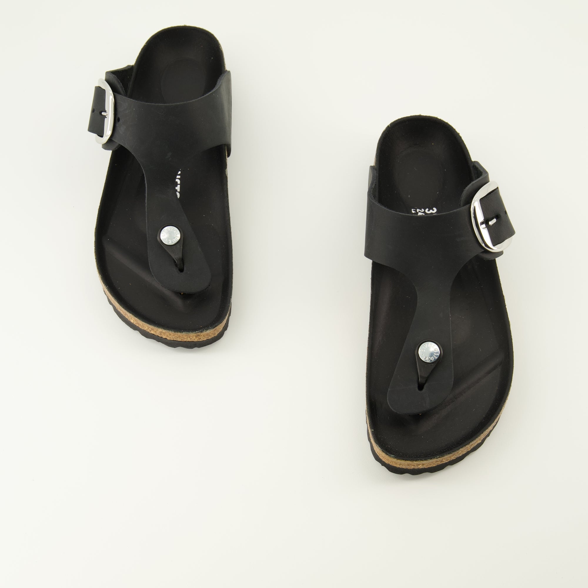 Imagen de las sandalias Gizeh Big Buckle de Birkenstock para mujer - Temporada Otoño-Invierno 2025 - Vista de cima do par de zapatos