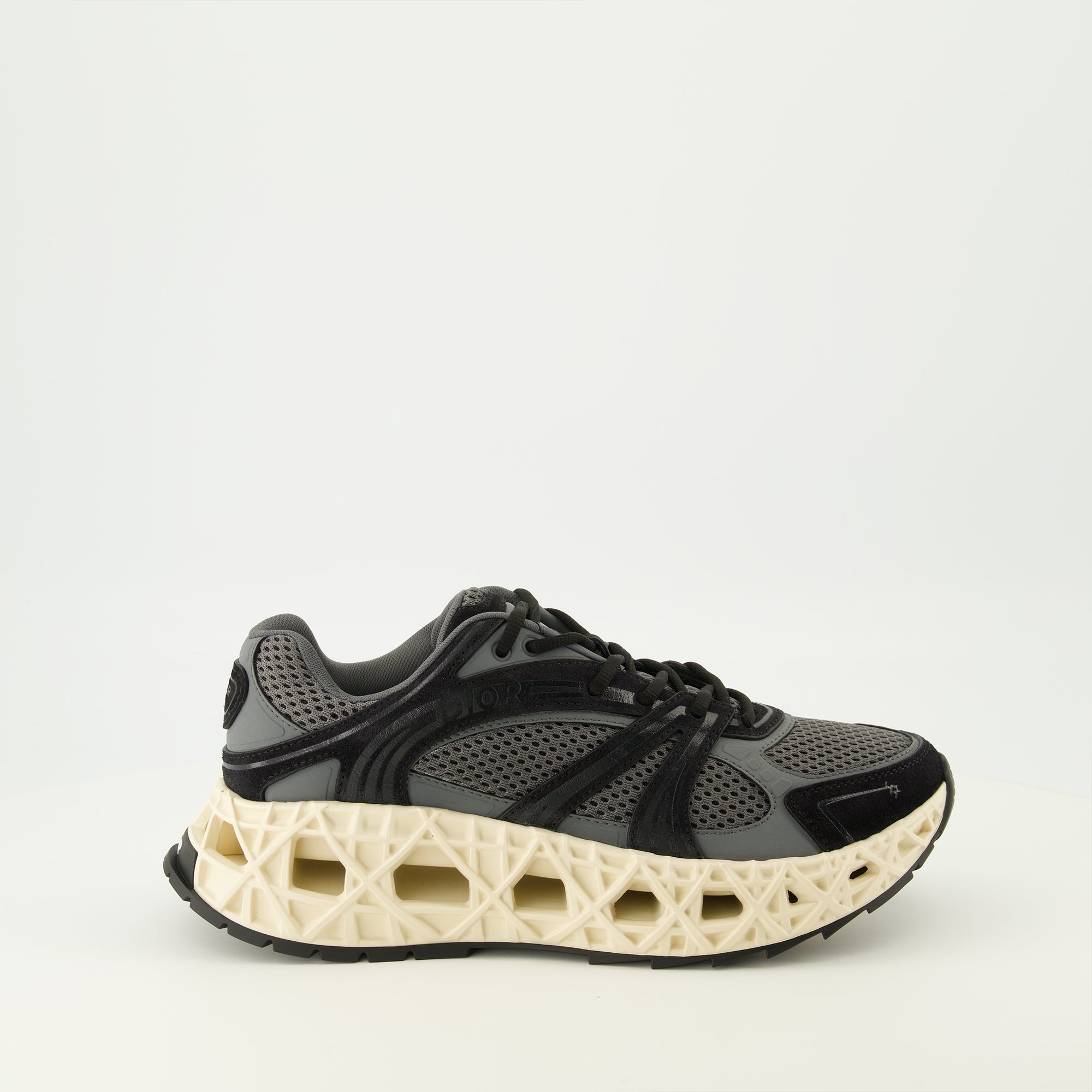 Bild der Dior Herren B35 grauen Sneakers - Frühjahr/Sommer 2026 - Rechte Seitenansicht