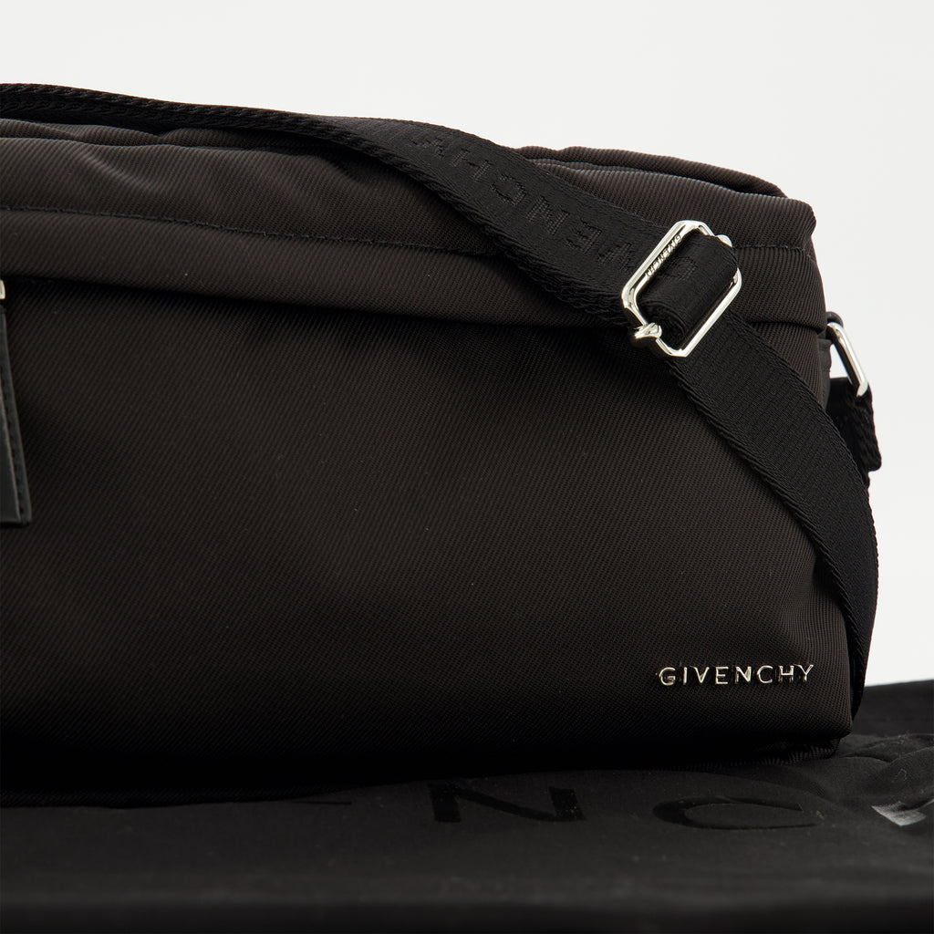 Image of the Givenchy Essential U Black Bag for Men - Spring-Summer 2026 - Detailed View_2
