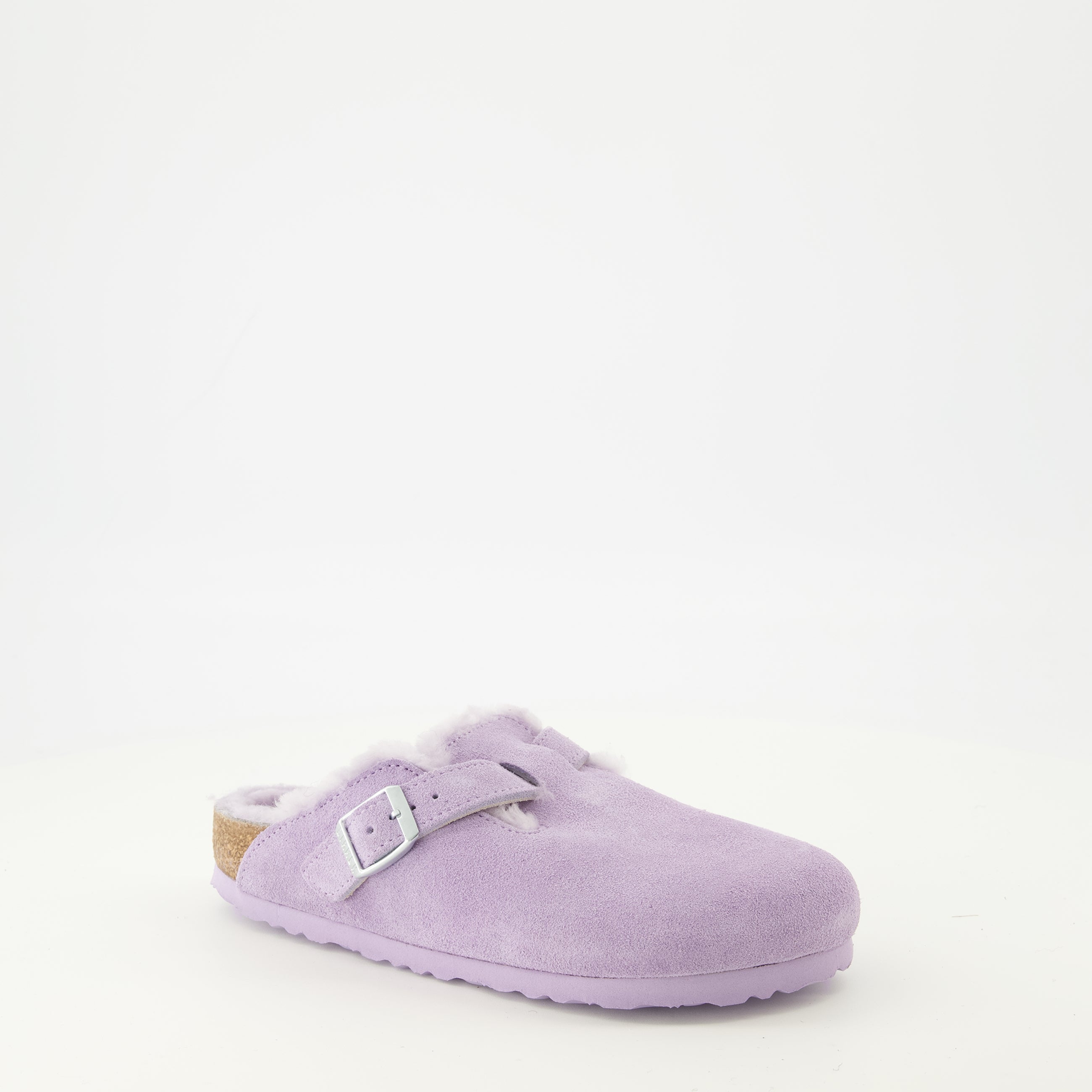 Image de l'article Mules Boston à fourrure violette de la marque Birkenstock pour Femme - Saison Printemps-Été 2026 - Vue trois quarts avant droite