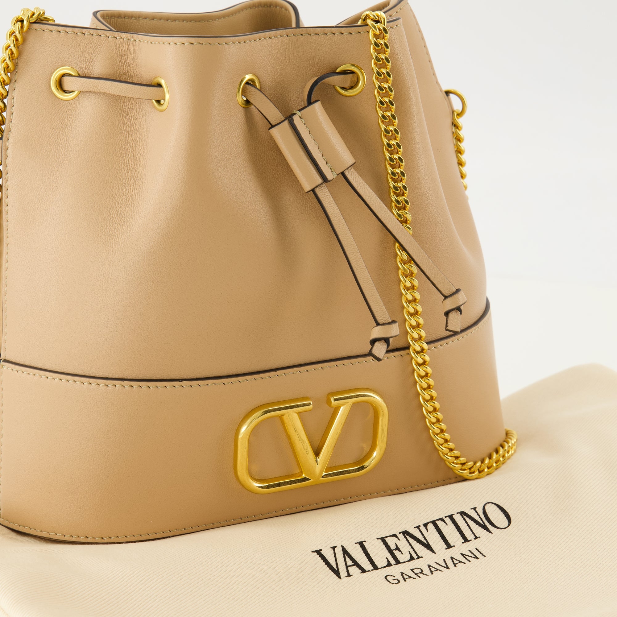 Image de l'article Mini sac seau beige de la marque Valentino Garavani pour Femme - Saison Printemps-Été 2026 - Vue détaillée_2