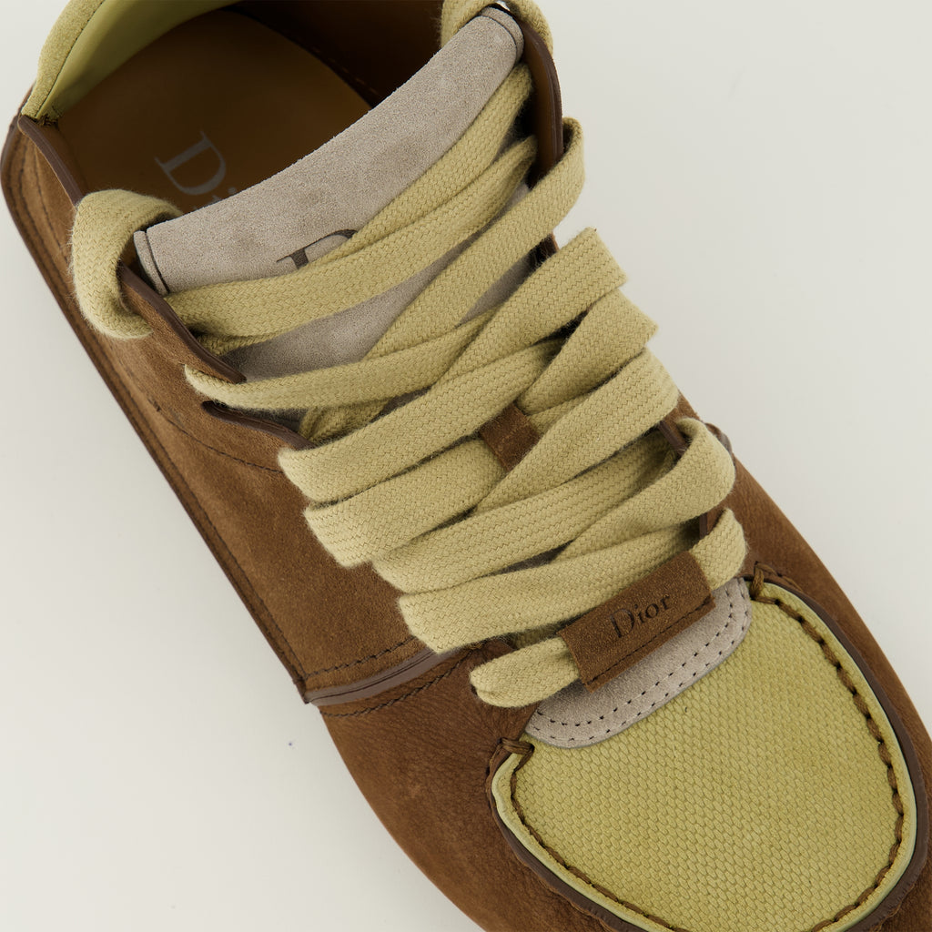 Bild der braunen Roadie-Stiefeletten von Dior für Herren - Frühjahr-Sommer 2026 - Detaillierte Draufsicht