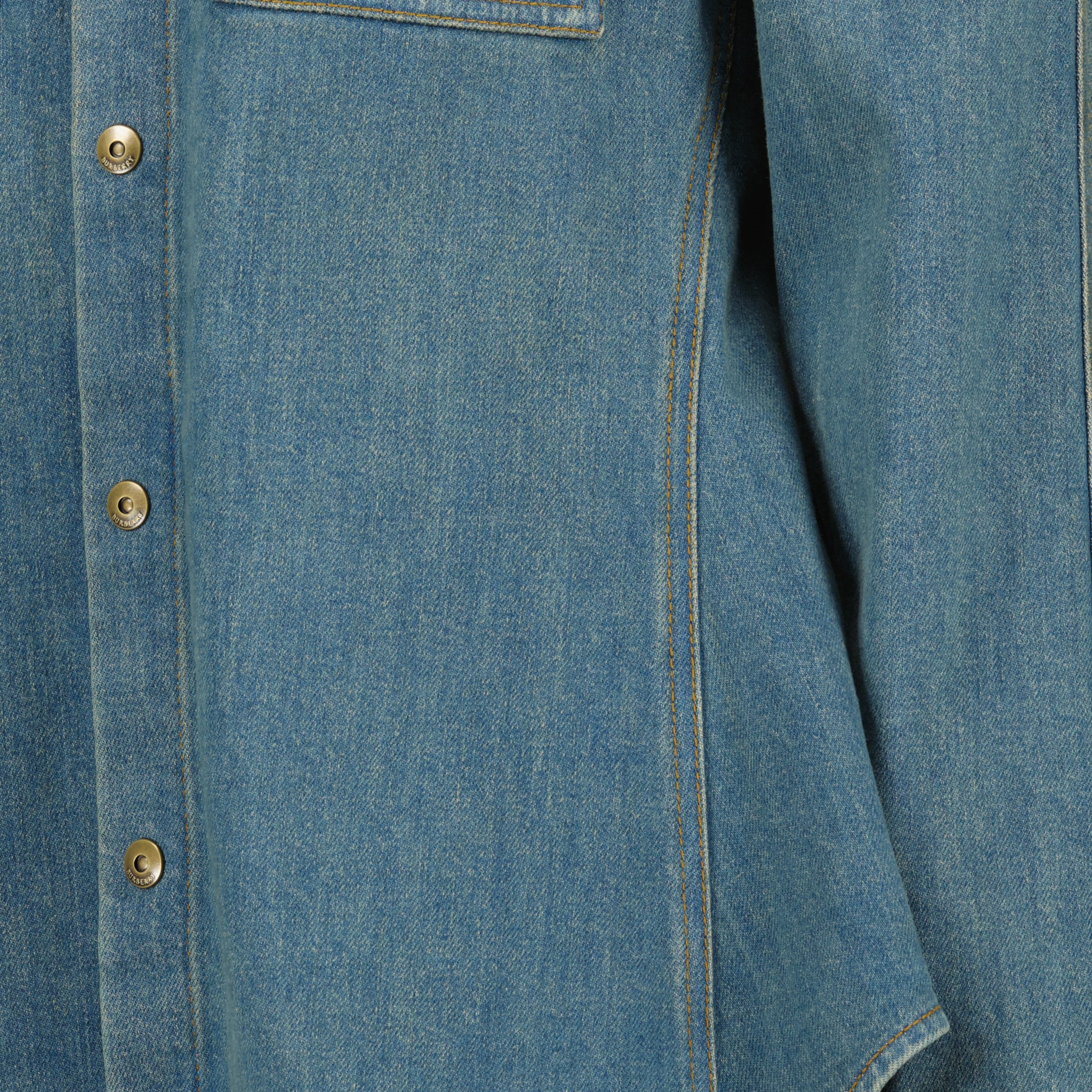 Image de l'article Chemise en denim bleu de la marque Burberry pour Femme - Saison Printemps-Été 2026 - Vue détaillée_2