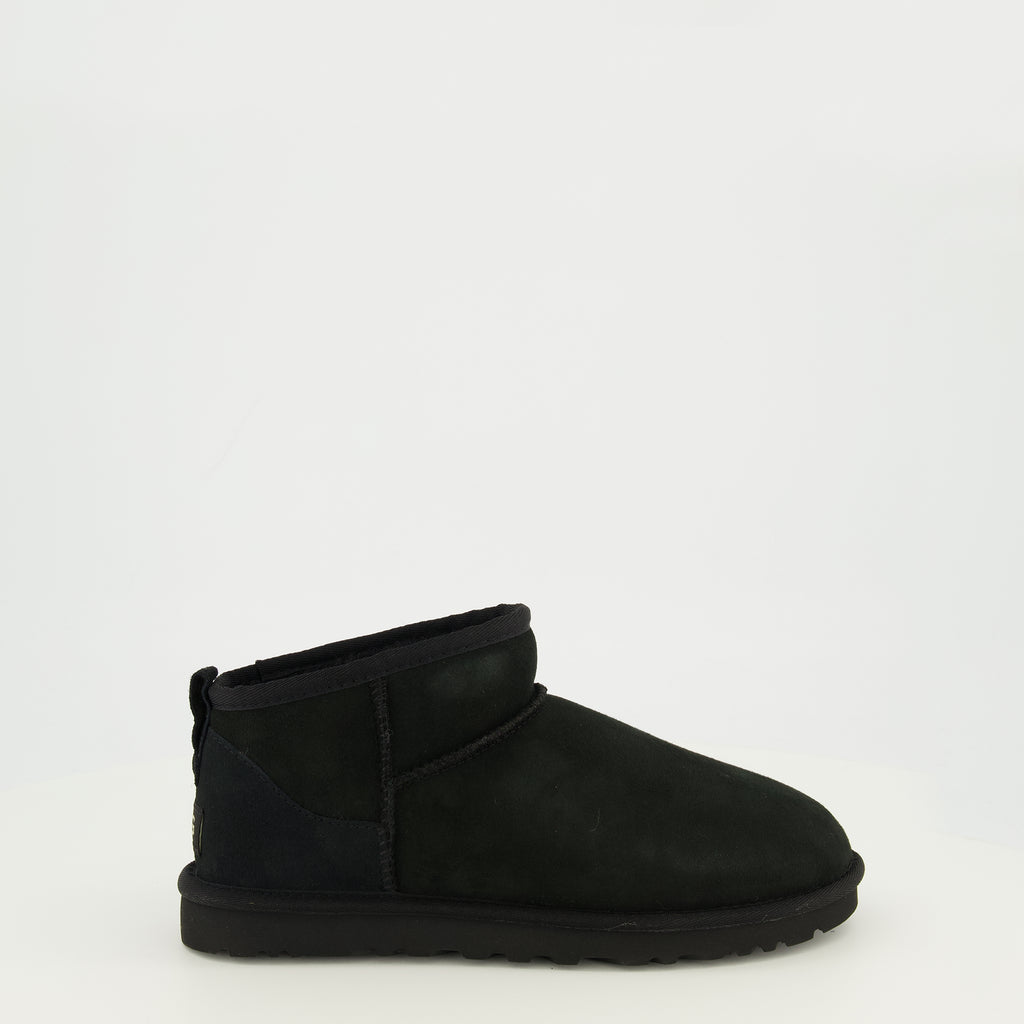 Image of the Ugg Classic Ultra Mini II black boots for men - Spring-Summer 2026 - Right side view