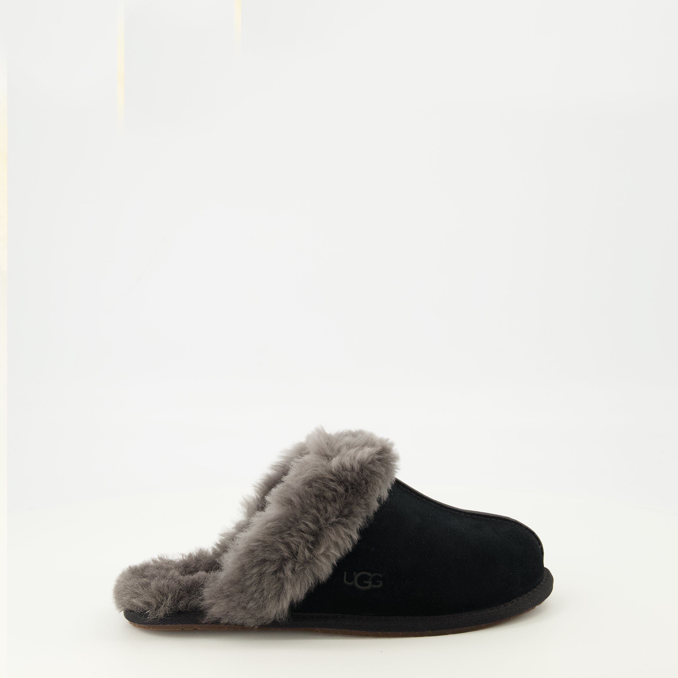 Image de l'article Chaussons Scuffette II noir de la marque Ugg pour Unisex - Saison Printemps-Été 2026 - Vue de Face