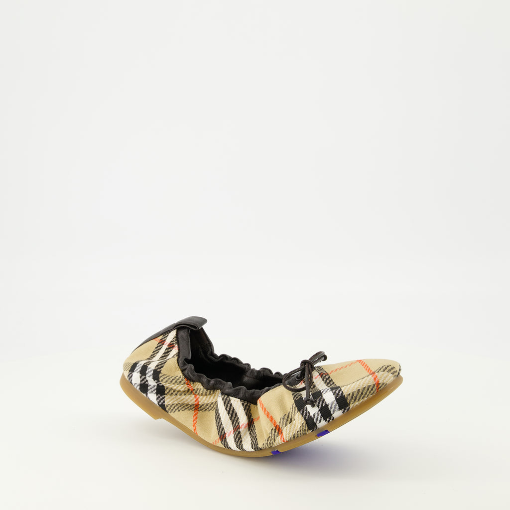 Image de l'article Ballerines Fawn Check beige de la marque Burberry pour Femme - Saison Printemps-Été 2026 - Vue trois quarts avant droite