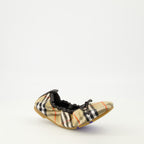 Imagem das Ballerinas Fawn Check bege da marca Burberry para Mulheres - Temporada Primavera-Verão 2026 - Vista três quartos dianteira direita