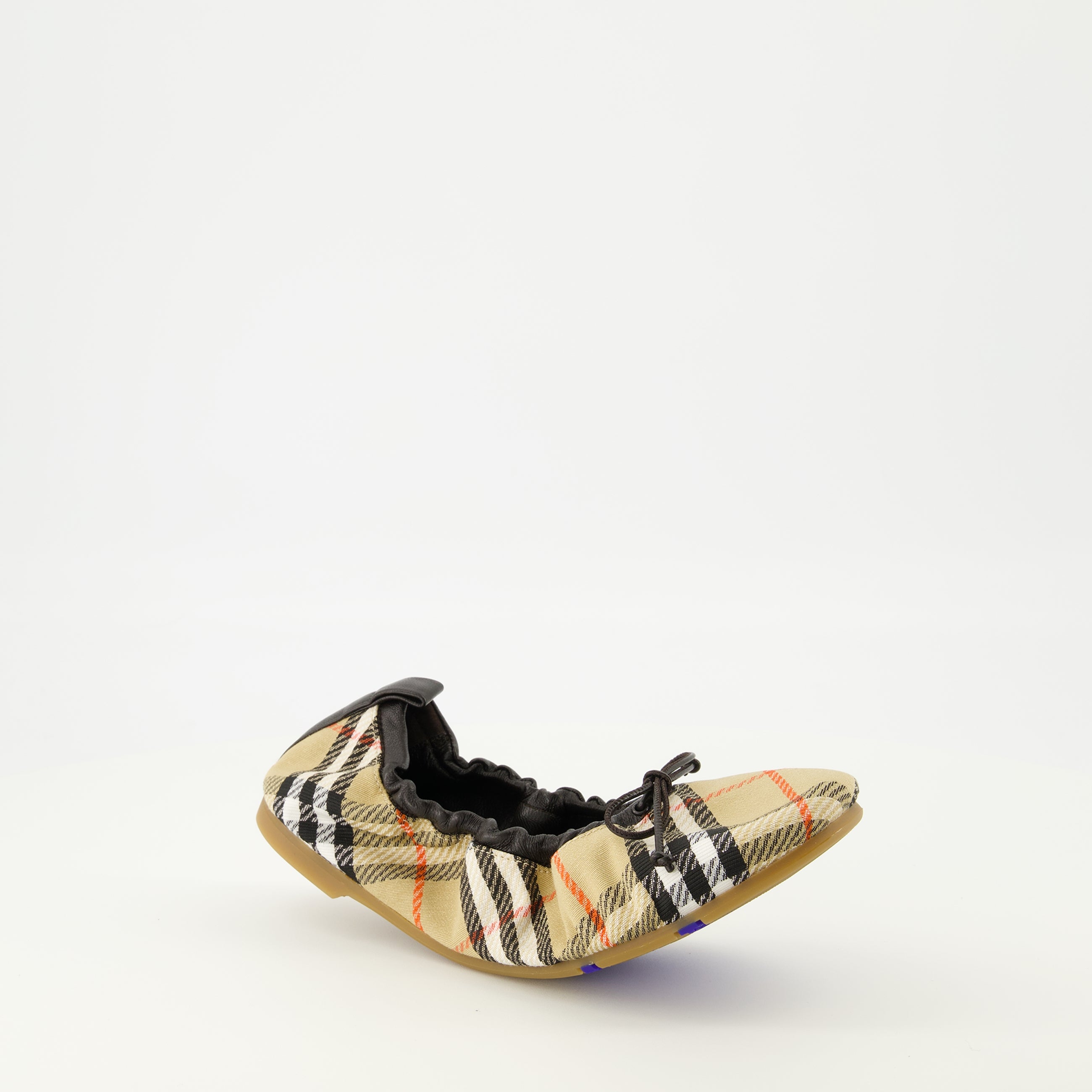 Image de l'article Ballerines Fawn Check beige de la marque Burberry pour Femme - Saison Printemps-Été 2026 - Vue trois quarts avant droite