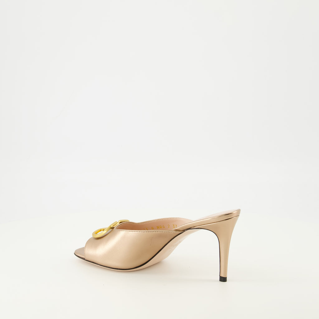 Image de l'article Sandales à talons VLogo doré de la marque Valentino Garavani pour Femme - Saison Printemps-Été 2026 - Vue trois quarts arrière droite