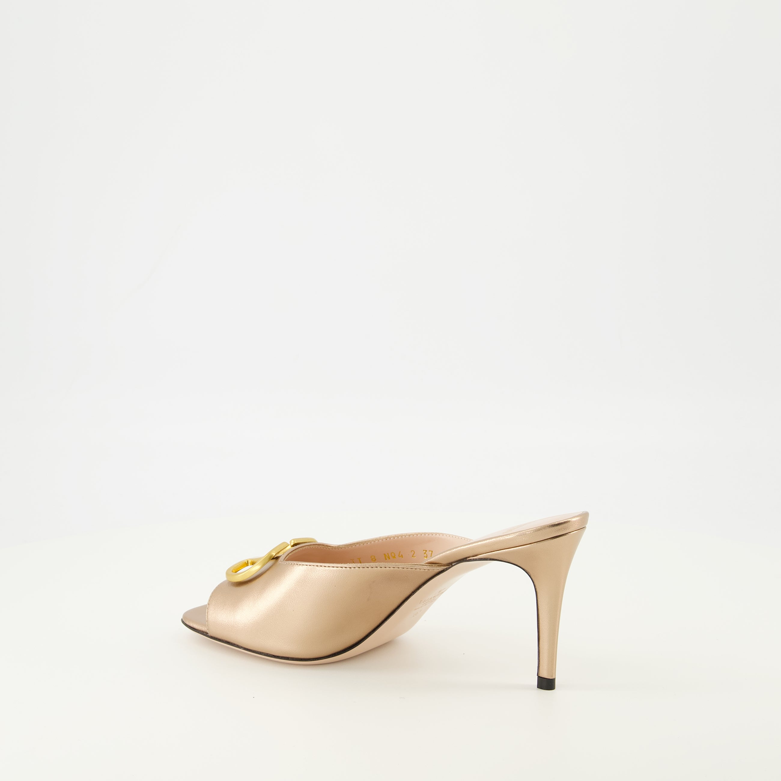 Image de l'article Sandales à talons VLogo doré de la marque Valentino Garavani pour Femme - Saison Printemps-Été 2026 - Vue trois quarts arrière droite