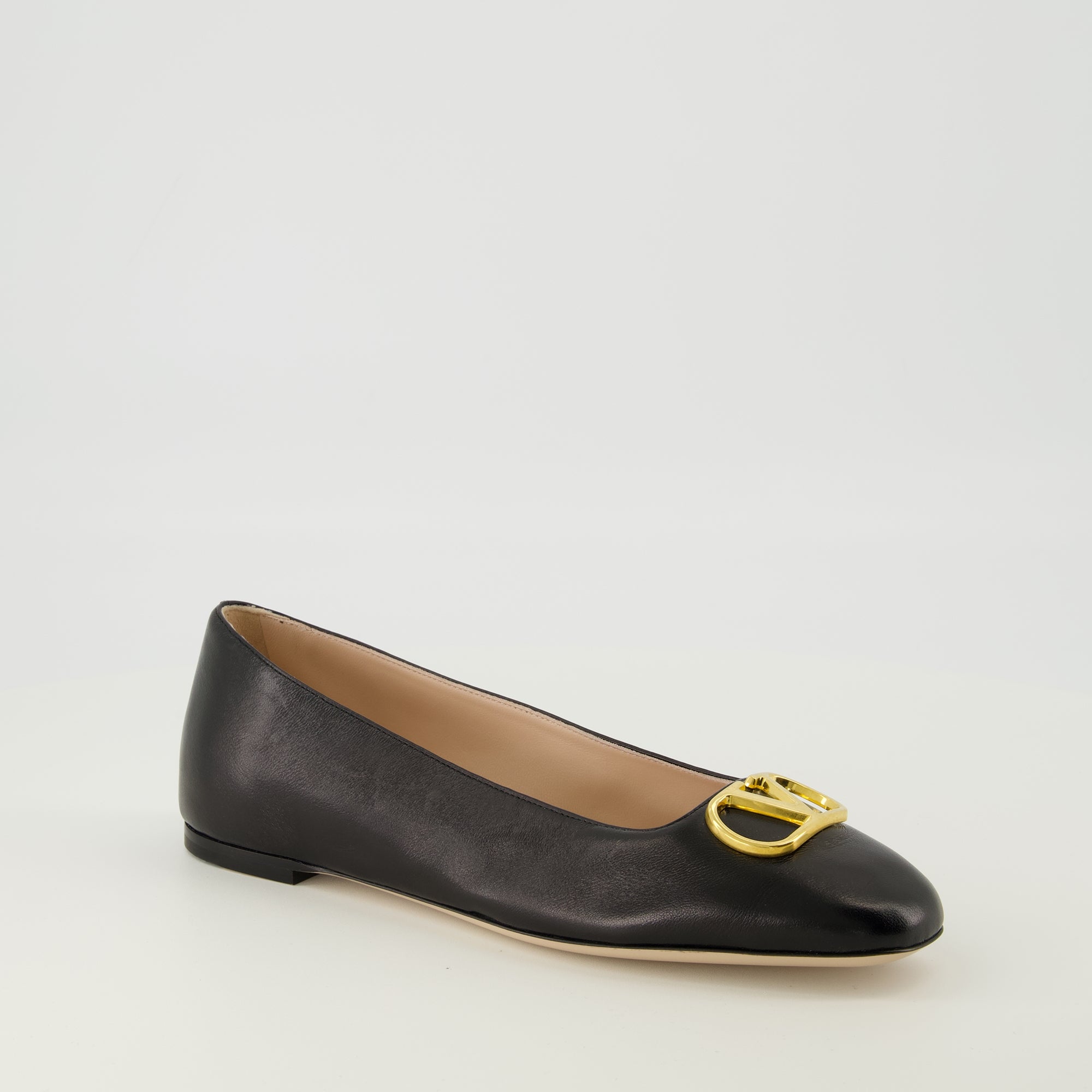 Image of the Black VLogo Ballerina by Valentino Garavani for Women - Spring-Summer 2026 - Front three-quarter right view