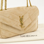 Bild der Saint Laurent Damen Tasche Loulou Small aus beigem Wildleder - Frühjahr/Sommer 2026 - Detailansicht_2