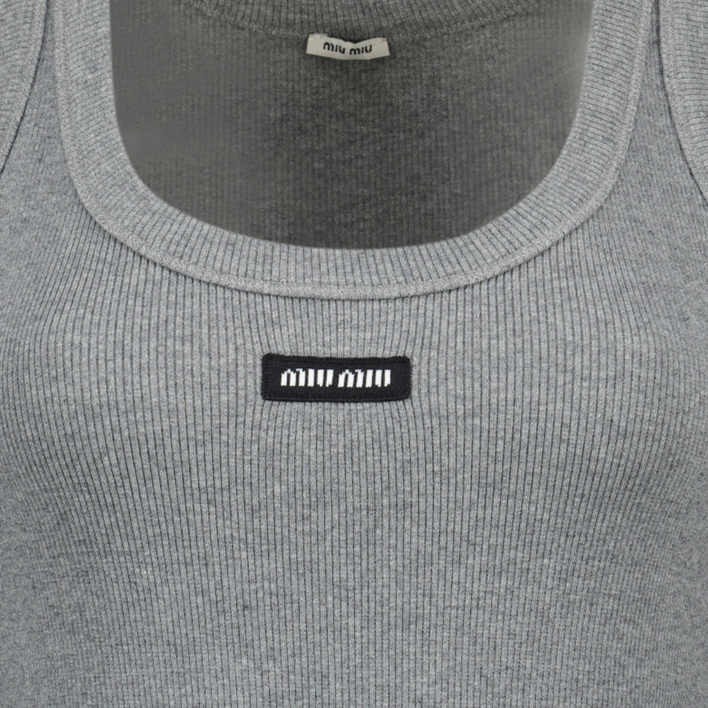 ミュウミュウの女性用グレーリブタンクトップの画像 - 2026年春夏 - 詳細ビュー2