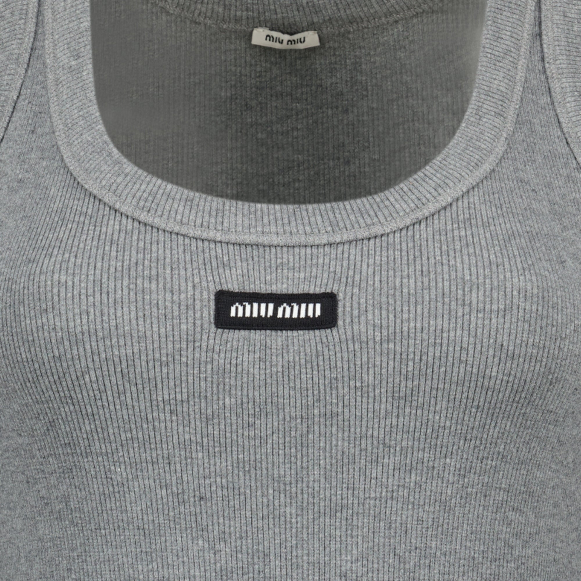 ミュウミュウの女性用グレーリブタンクトップの画像 - 2026年春夏 - 詳細ビュー2