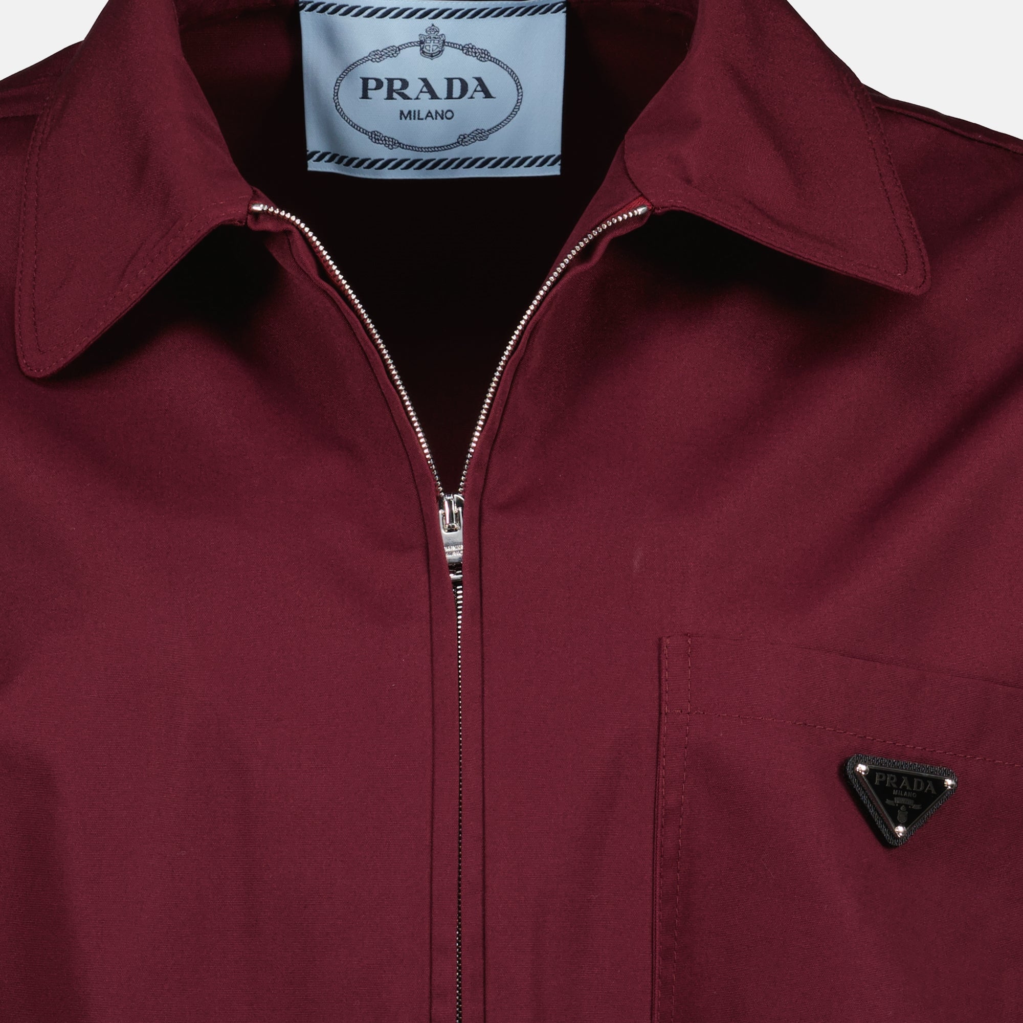 Image de l'article Veste en gabardine bordeaux de la marque Prada pour Femme - Saison Printemps-Été 2026 - Vue détaillée_1