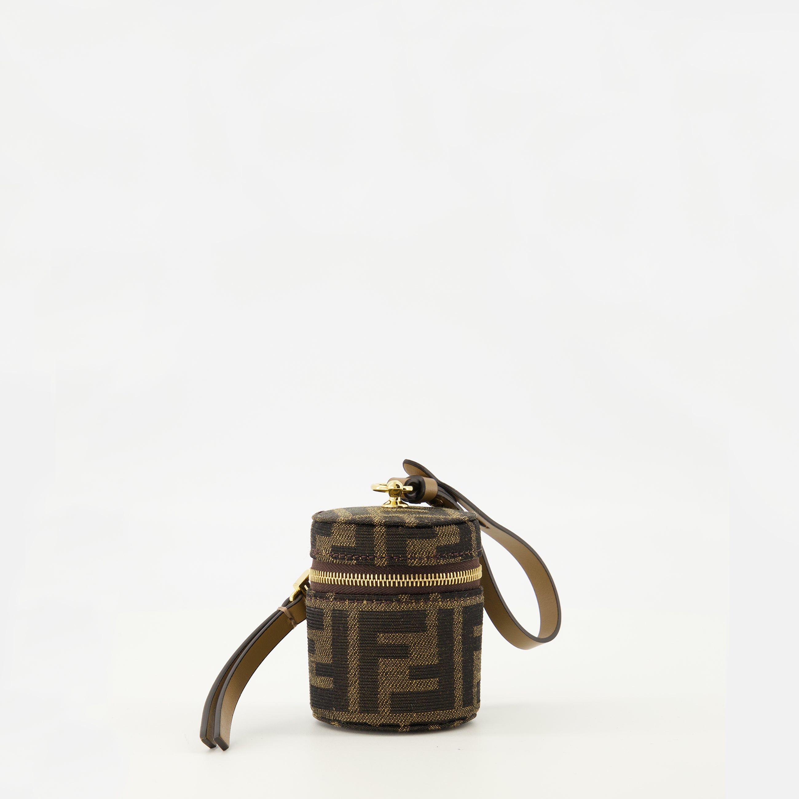 2025年秋冬シーズンの女性用Fendiバゲット財布の画像 - 前面ビュー