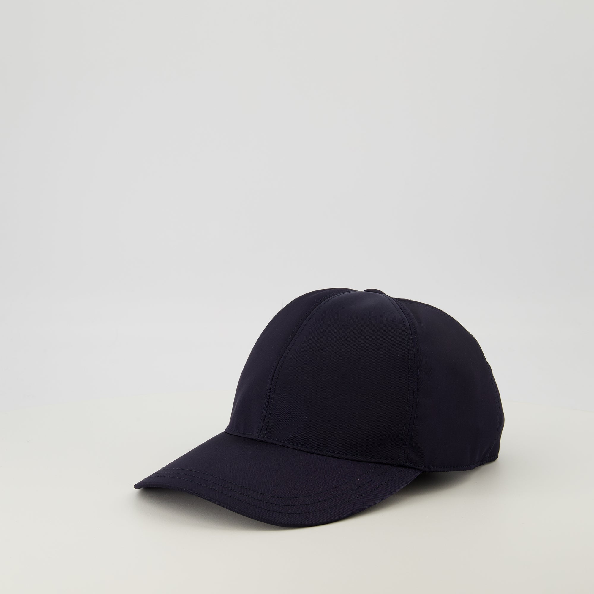 Immagine del cappello da uomo in Re-Nylon blu navy di Prada - Stagione Primavera-Estate 2026 - Vista Posteriore