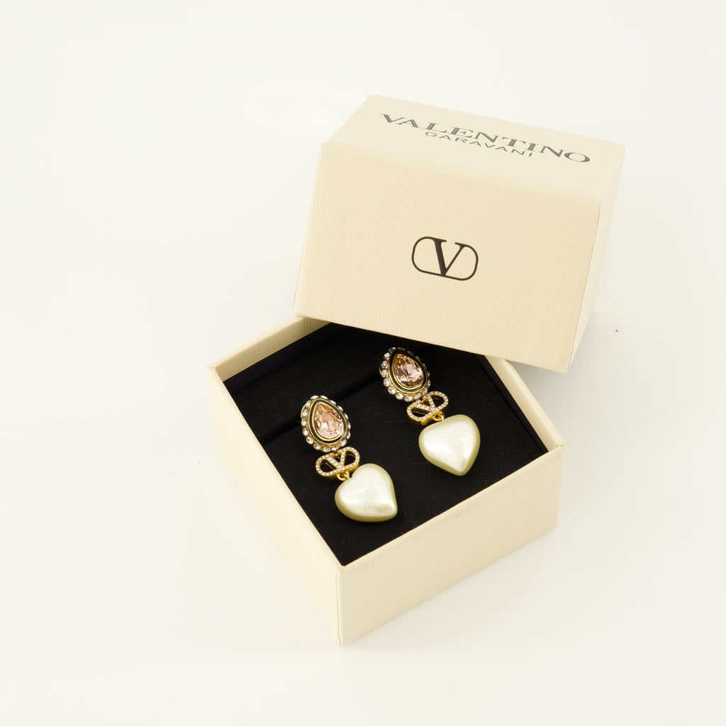 Image of the article VLogo heart earrings in enamel and crystals by Valentino Garavani for Women - Spring-Summer 2026 - Detailed View_3