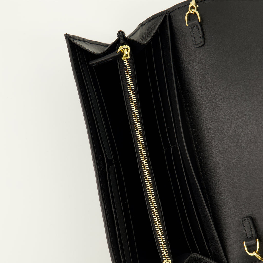 Image of the Fendi Baguette Chain Wallet for Women - Autumn-Winter 2025 - Detailed View_3