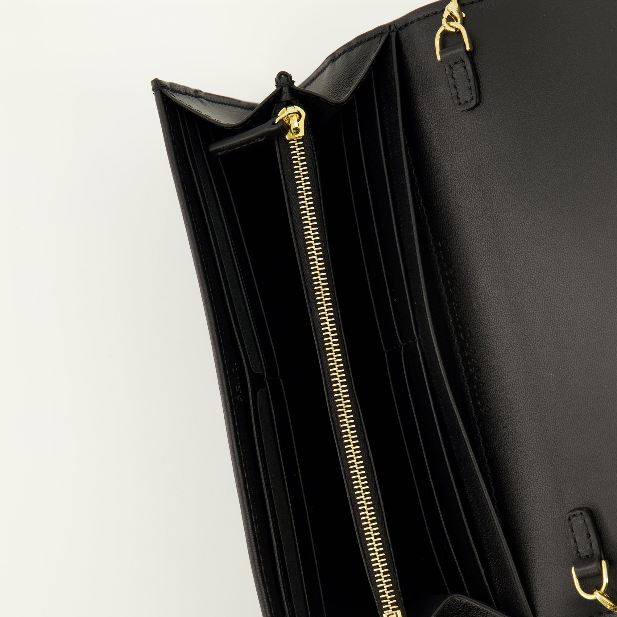 Image of the Fendi Baguette Chain Wallet for Women - Autumn-Winter 2025 - Detailed View_3