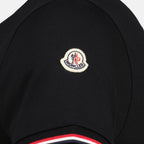 Immagine della maglietta con bordo nero del marchio Moncler per Uomo - Stagione Primavera-Estate 2026 - Vista Dettagliata 1