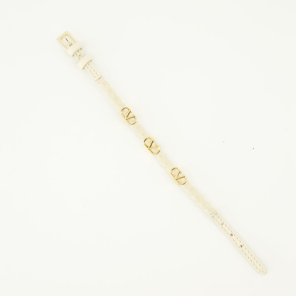 Image of the beige Vlogo leather bracelet from the brand Valentino Garavani for Women - Spring-Summer 2026 - Detailed View 2